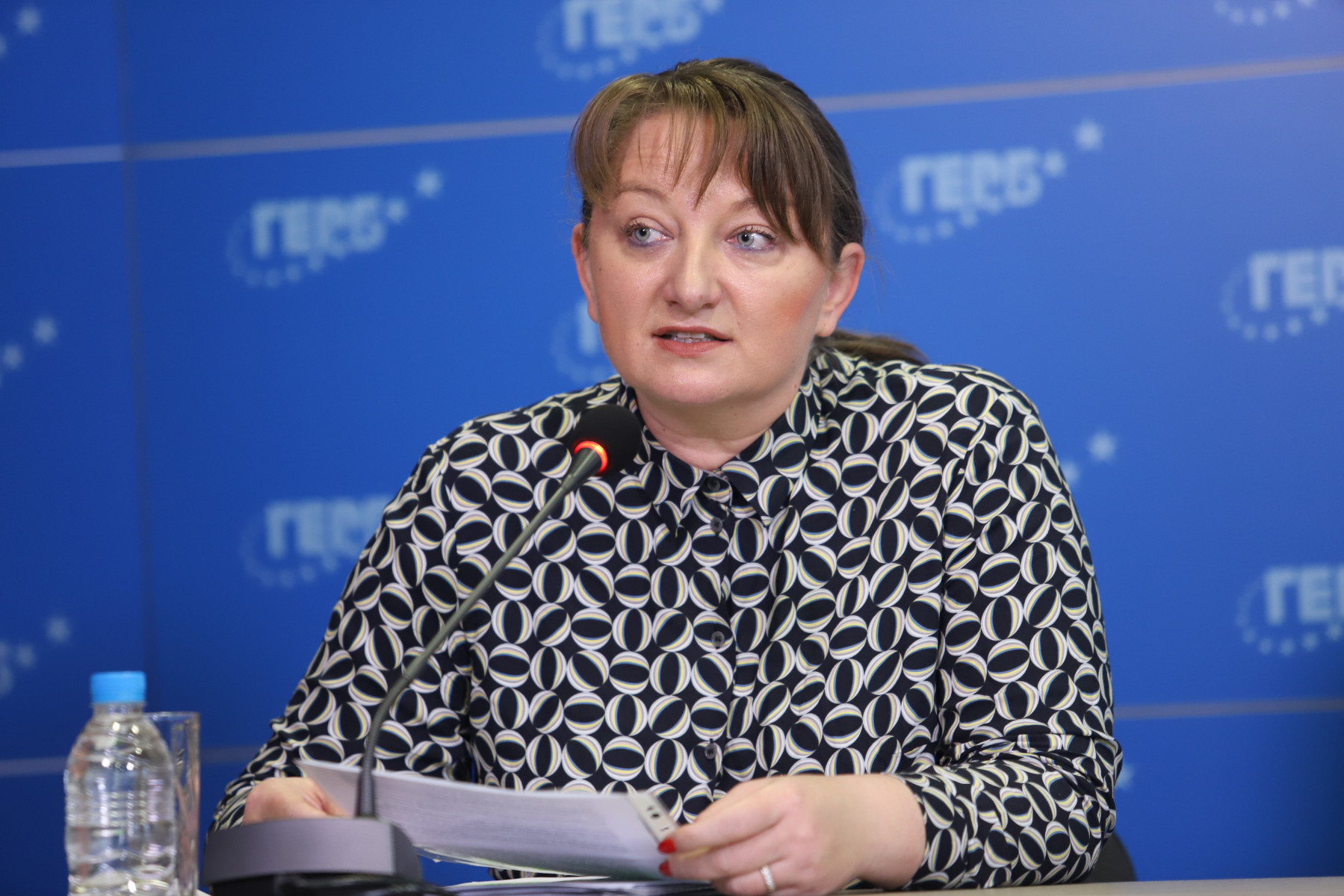 Деница Сачева: Начинът, по който се обявяват мерките, е абсурден