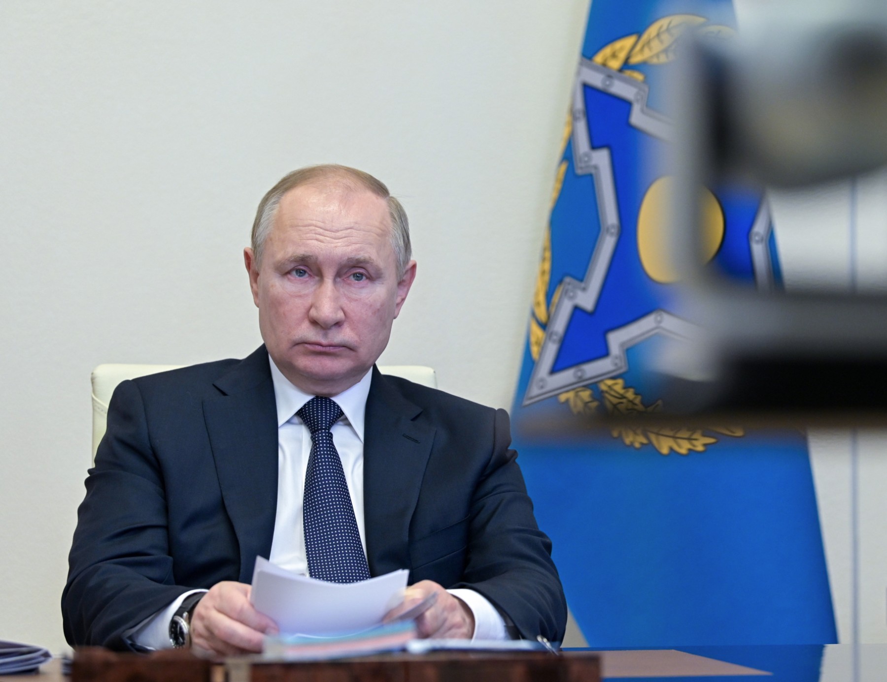 Империята (на Путин) отвръща на удара
