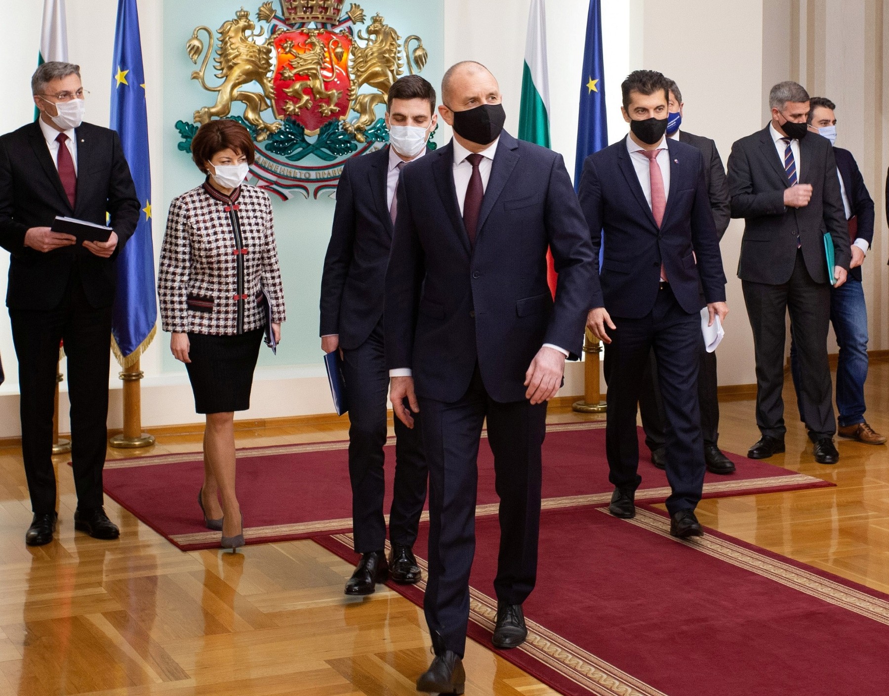 И Радев, и екипът му се самоизолираха