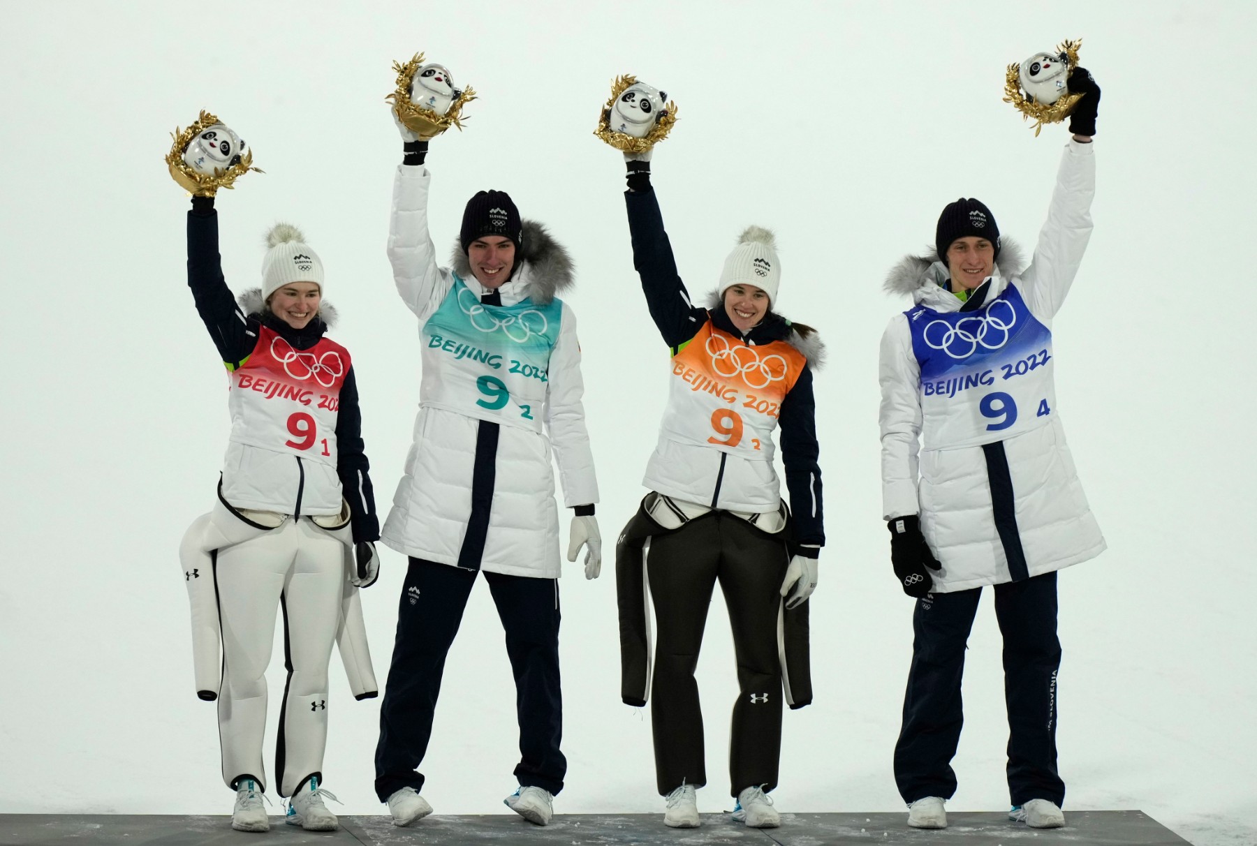 Словения триумфира в дебюта на смесената отборна надпревара в ски-скоковете в Пекин