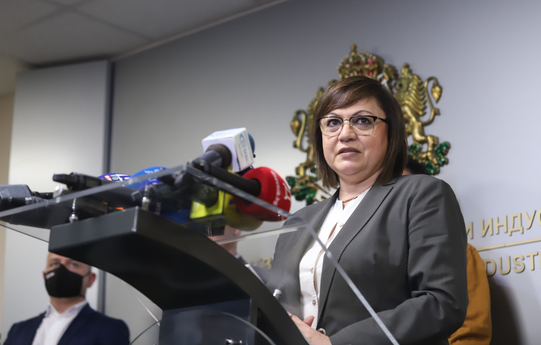 Нинова: Няма издадено нито едно разрешение за износ на оръжие за Украйна
