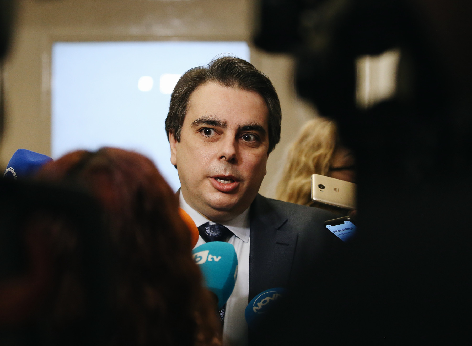 Василев: Няма да даваме пари за купуване на самолети на хартия