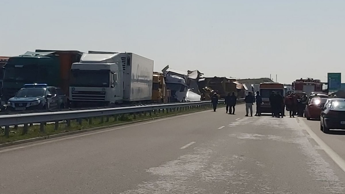 Най-малко двама души са загинали при верижна катастрофа на ТИР-ове край Харманли