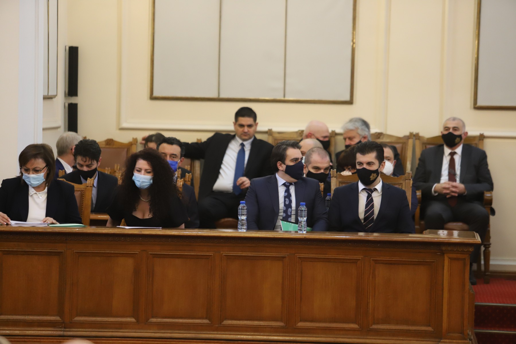 Премиерът Кирил Петков пристигна в НС