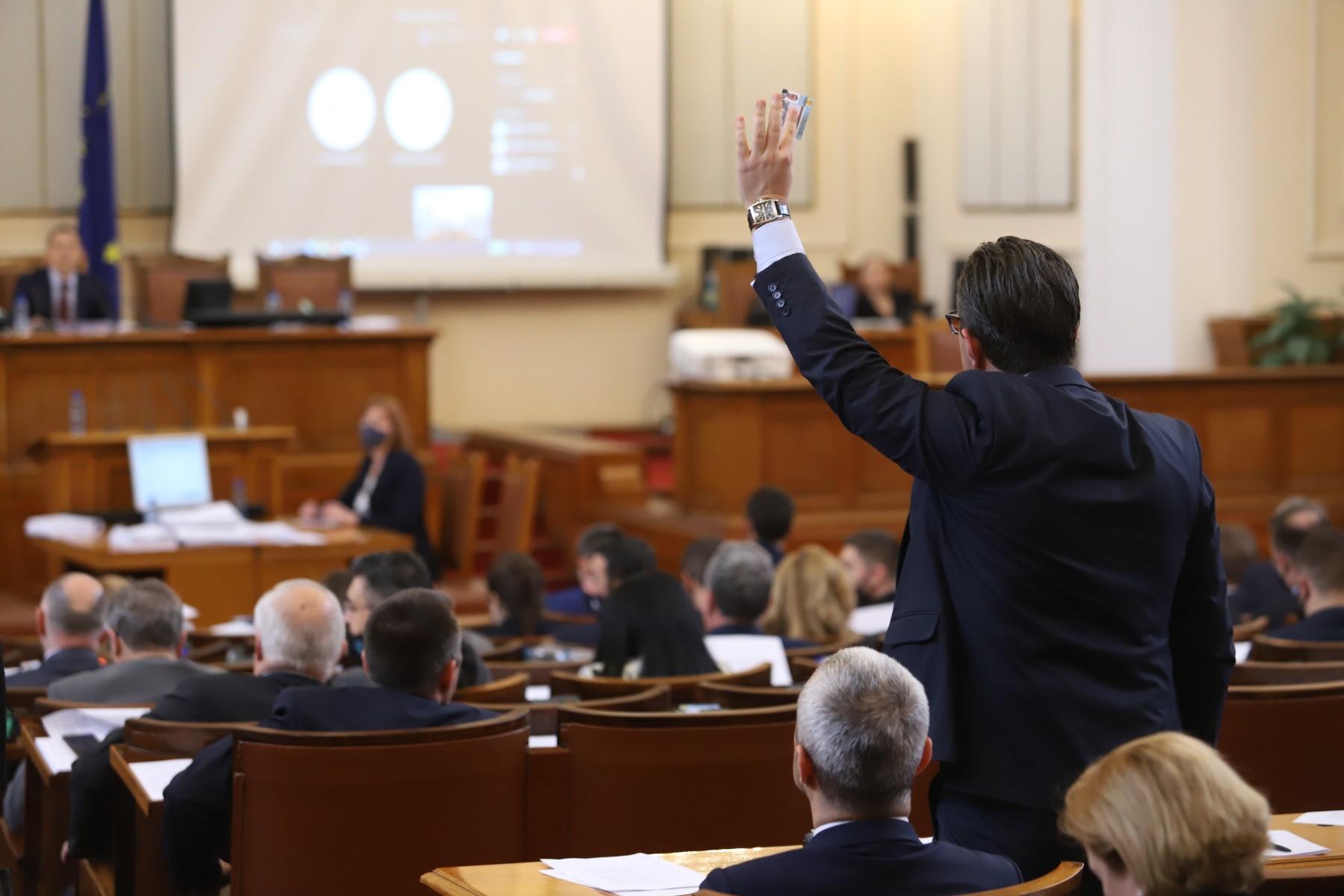 Депутатите продължават с второто четене на държавния бюджет
