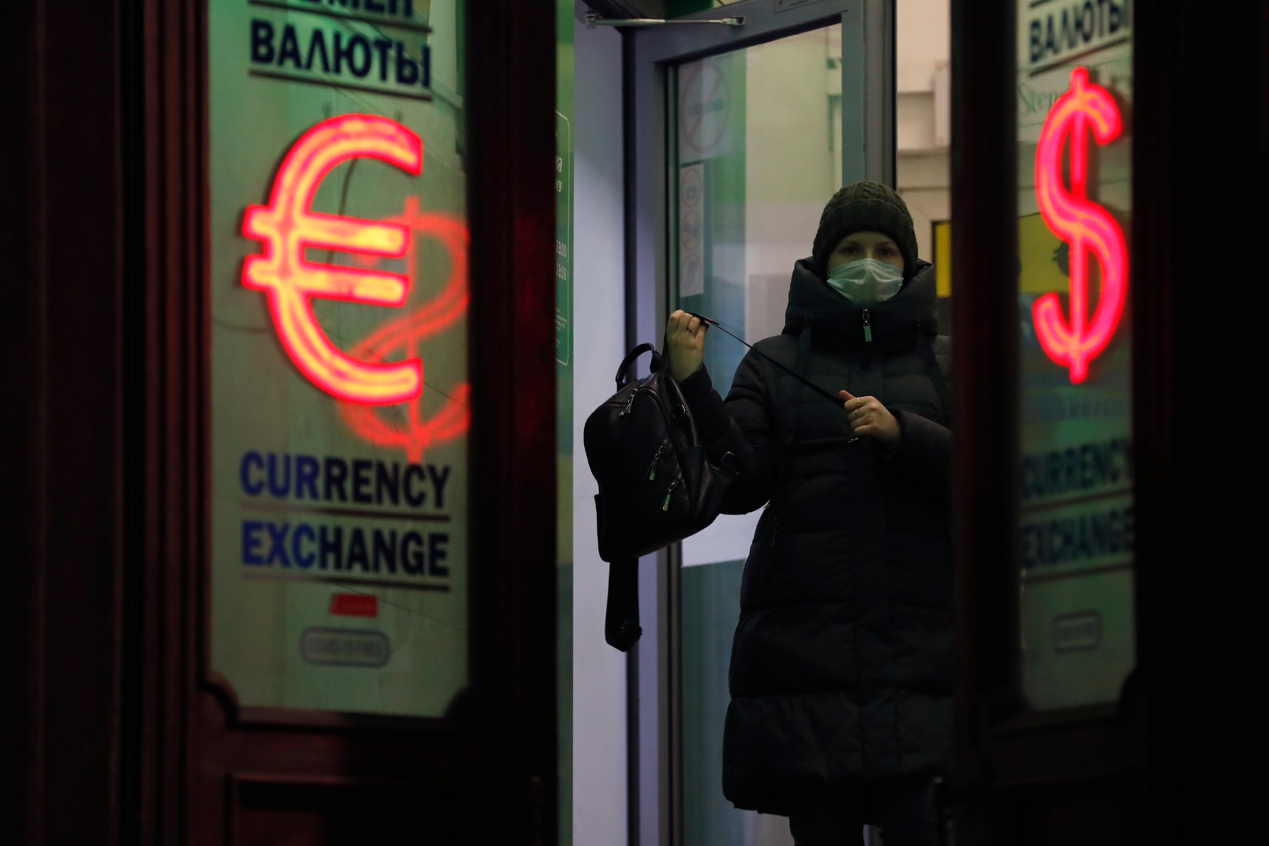 Руската рубла се срина с почти 30% след последните санкции