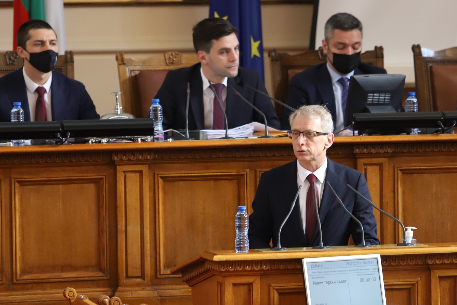 Депутатите деполитизираха образованието на първо четене