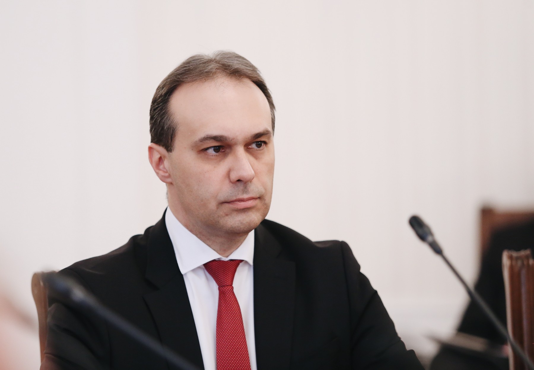 Изслушват министъра на отбраната в парламента