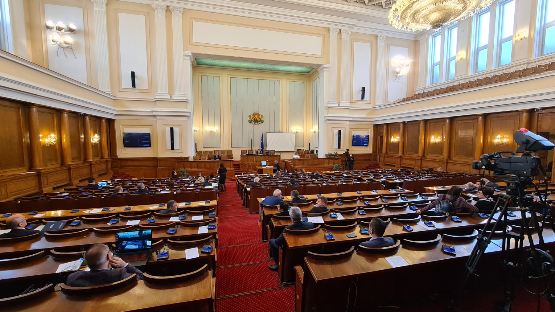 Трима вицепремиери и осем министри на парламентарен контрол