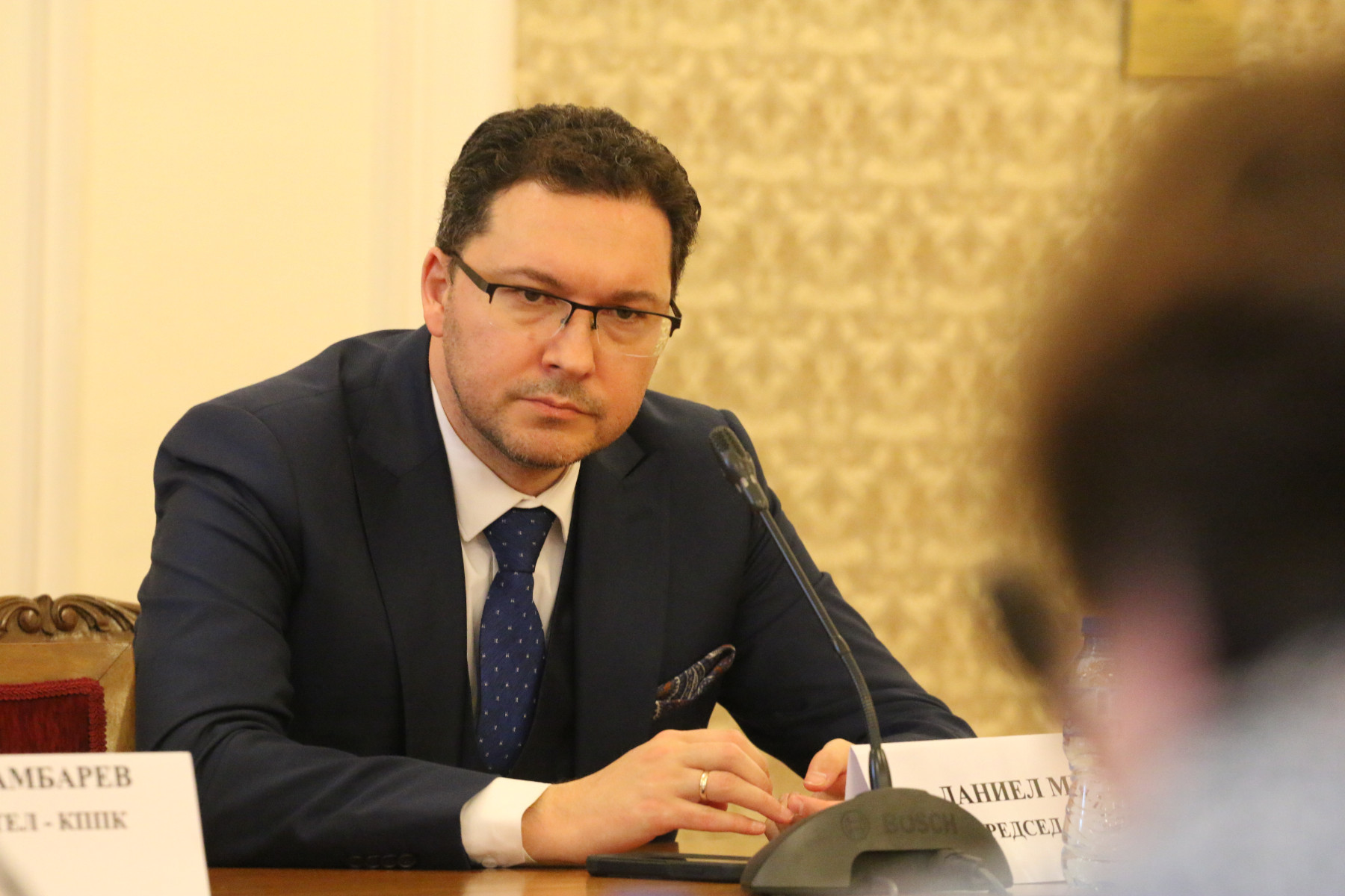 Митов: Петков е провал, управляващите пазаруват депутати