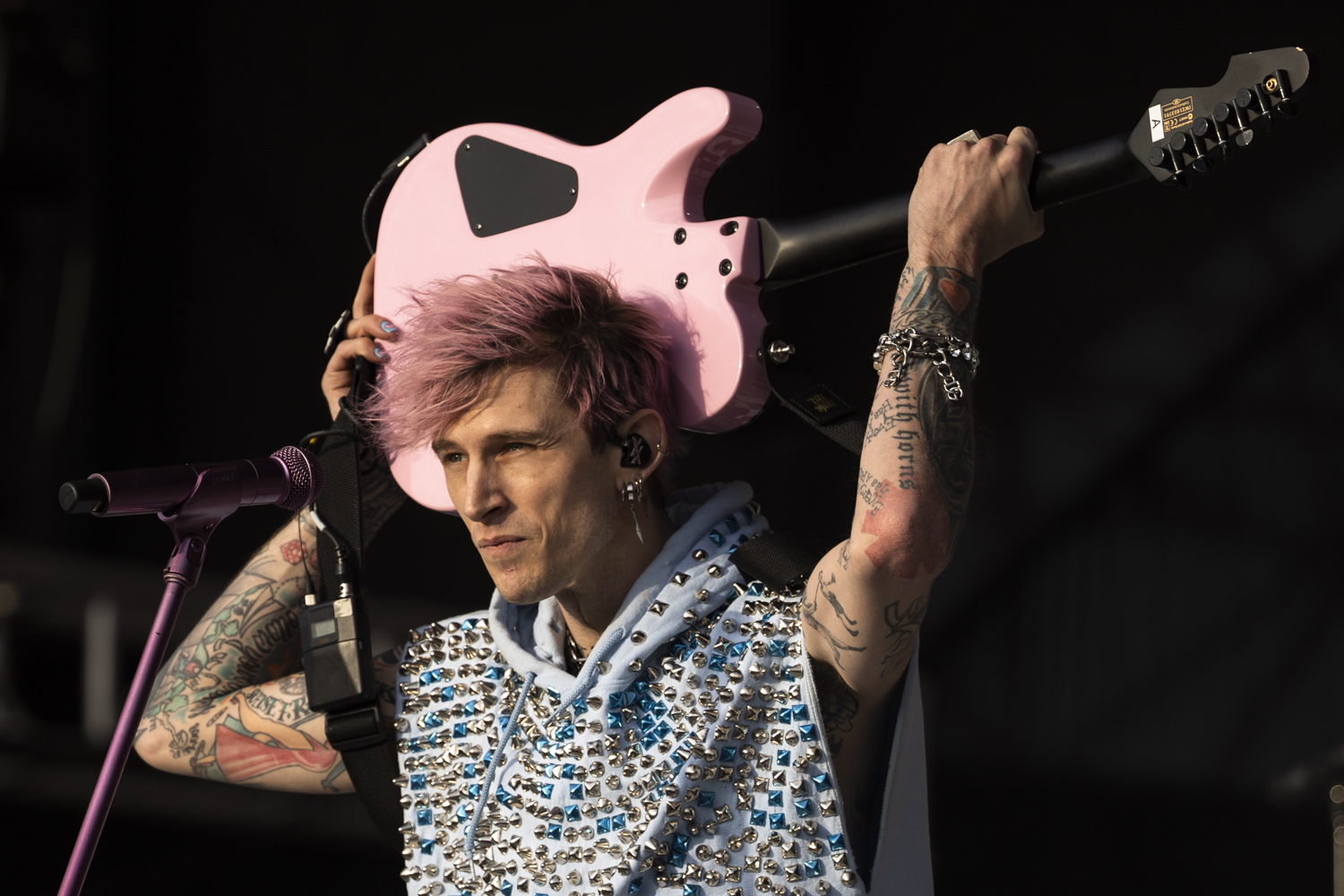 Machine Gun Kelly си разби чаша с вино в главата по време на концерт