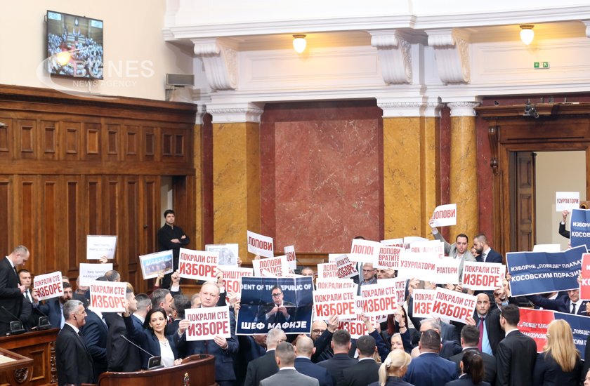 Опозицията в Сърбия положи клетва в коридорите на парламента