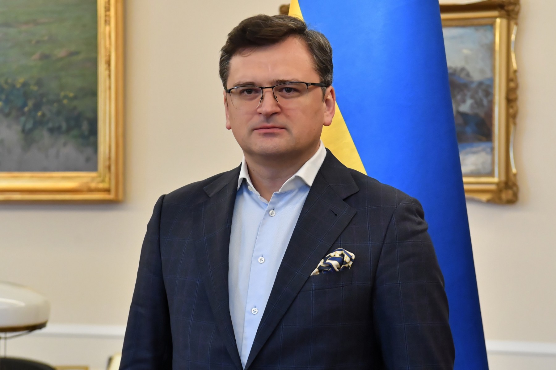 Кулеба е в София, ще има среща с премиера Петков