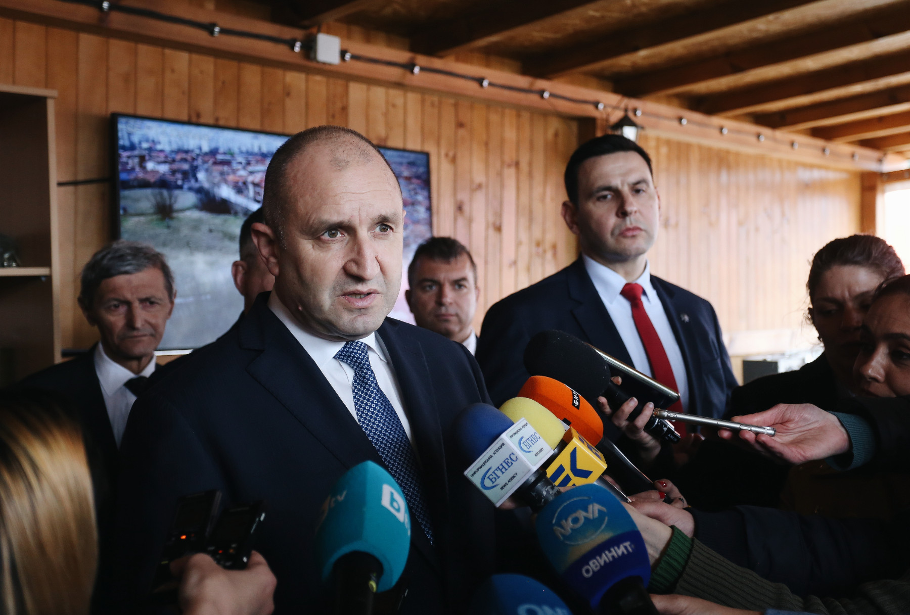 Радев: Много хора говорят за война и оръжие без да имат собствено мнение