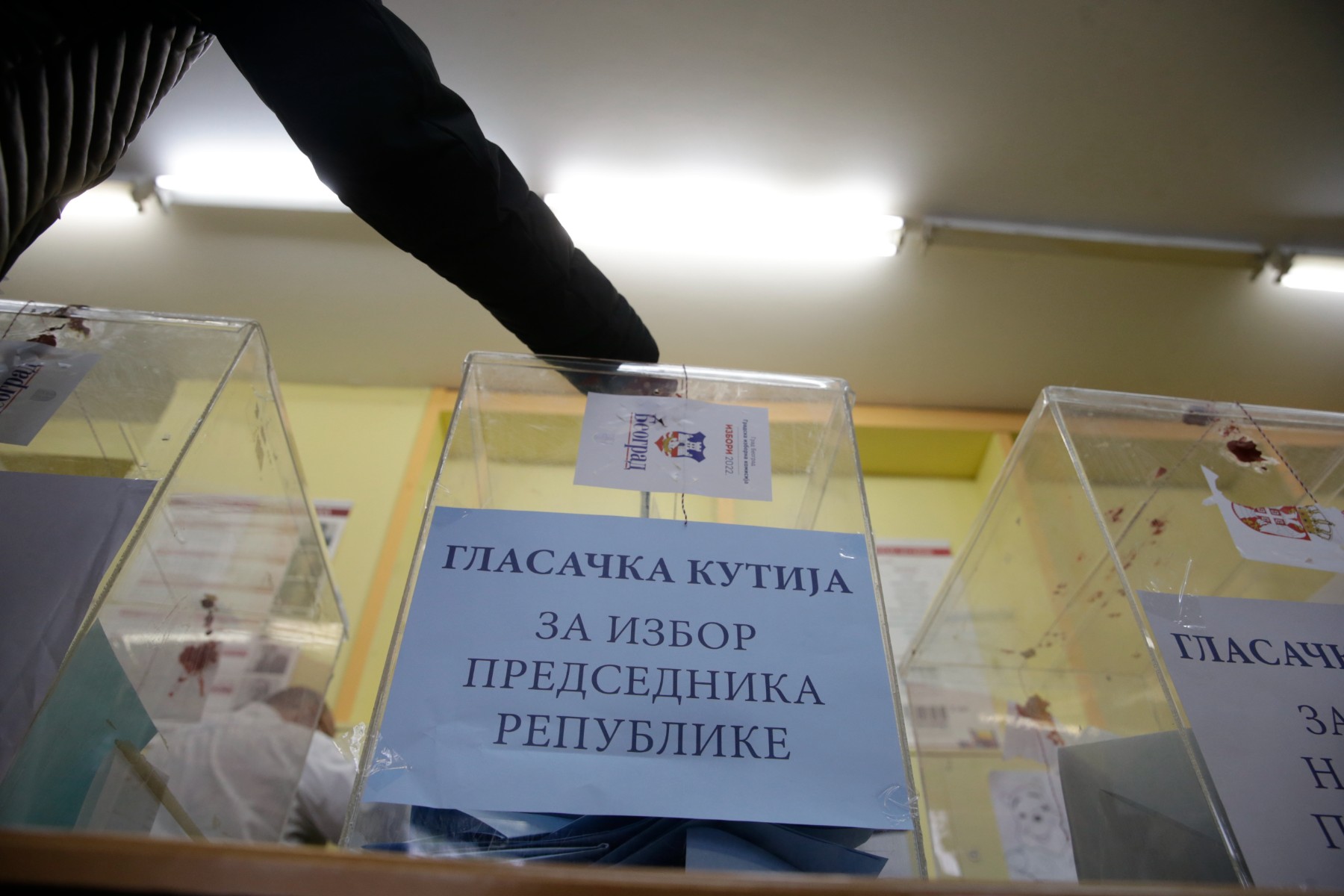 Сърбите гласуват в сянка на войната в Украйна