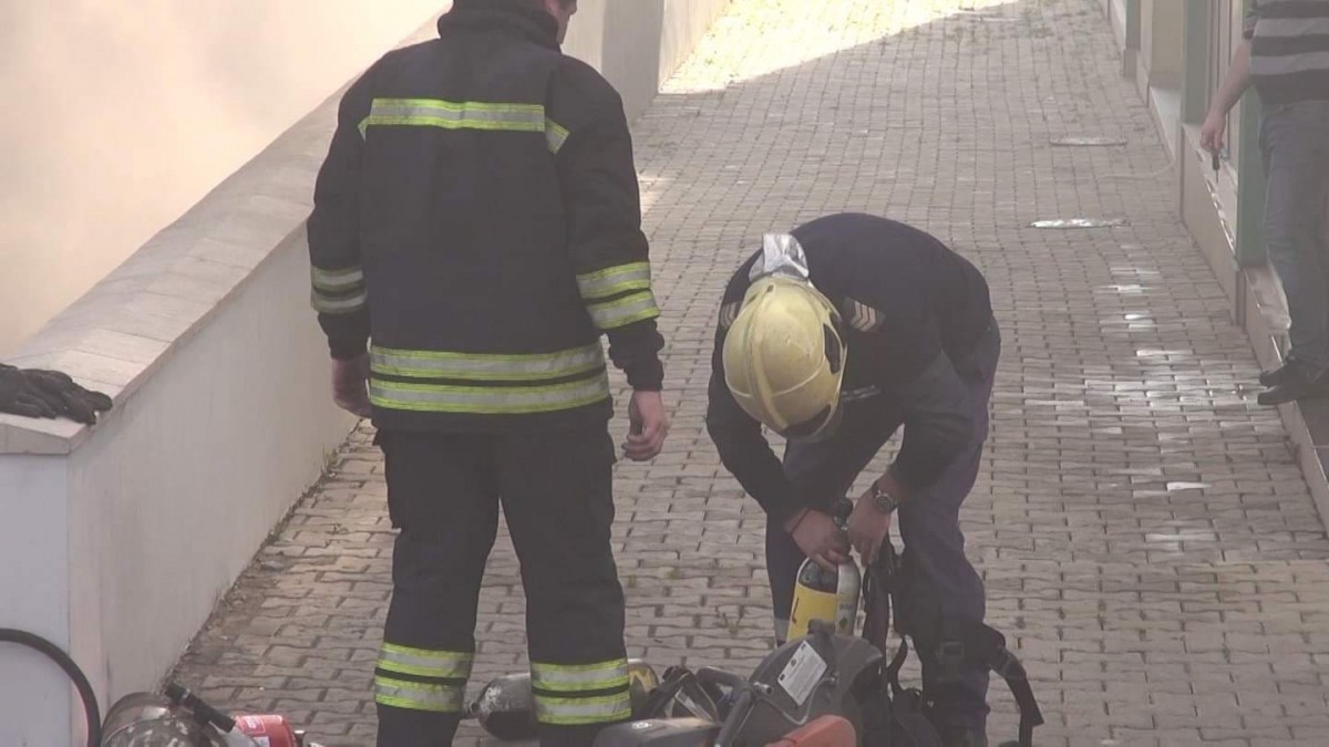 4 пожарни потушават огъня в магазин за техника в Бургас