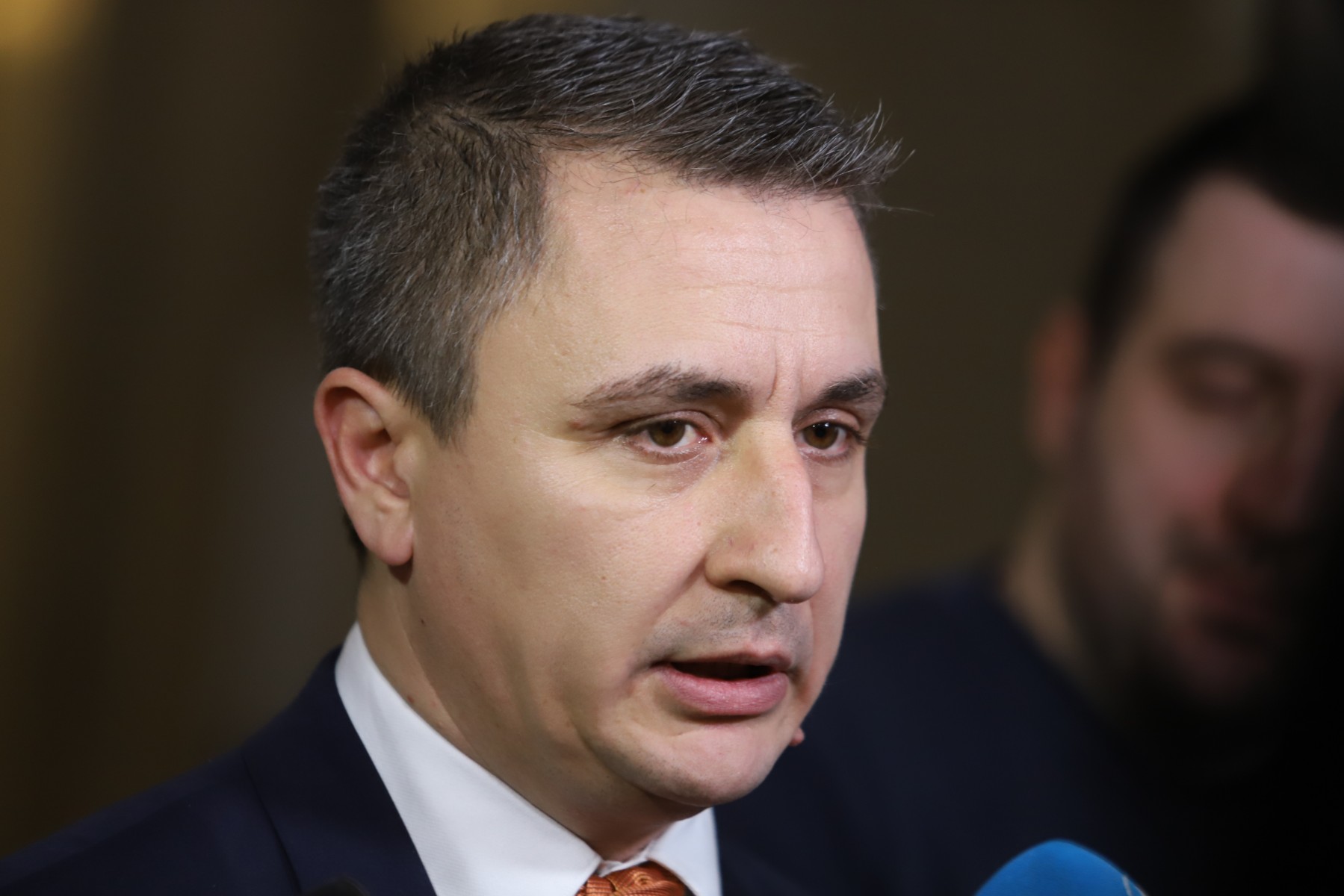 Николов: Няма пазарна динамика, която да налага увеличение на цената на тока