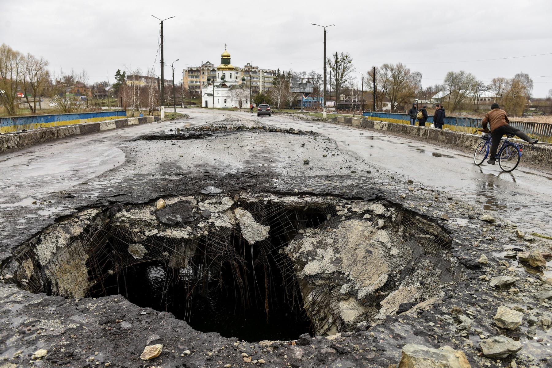 Над 1200 тела открити край Киев, дипломатическите усилия продължават