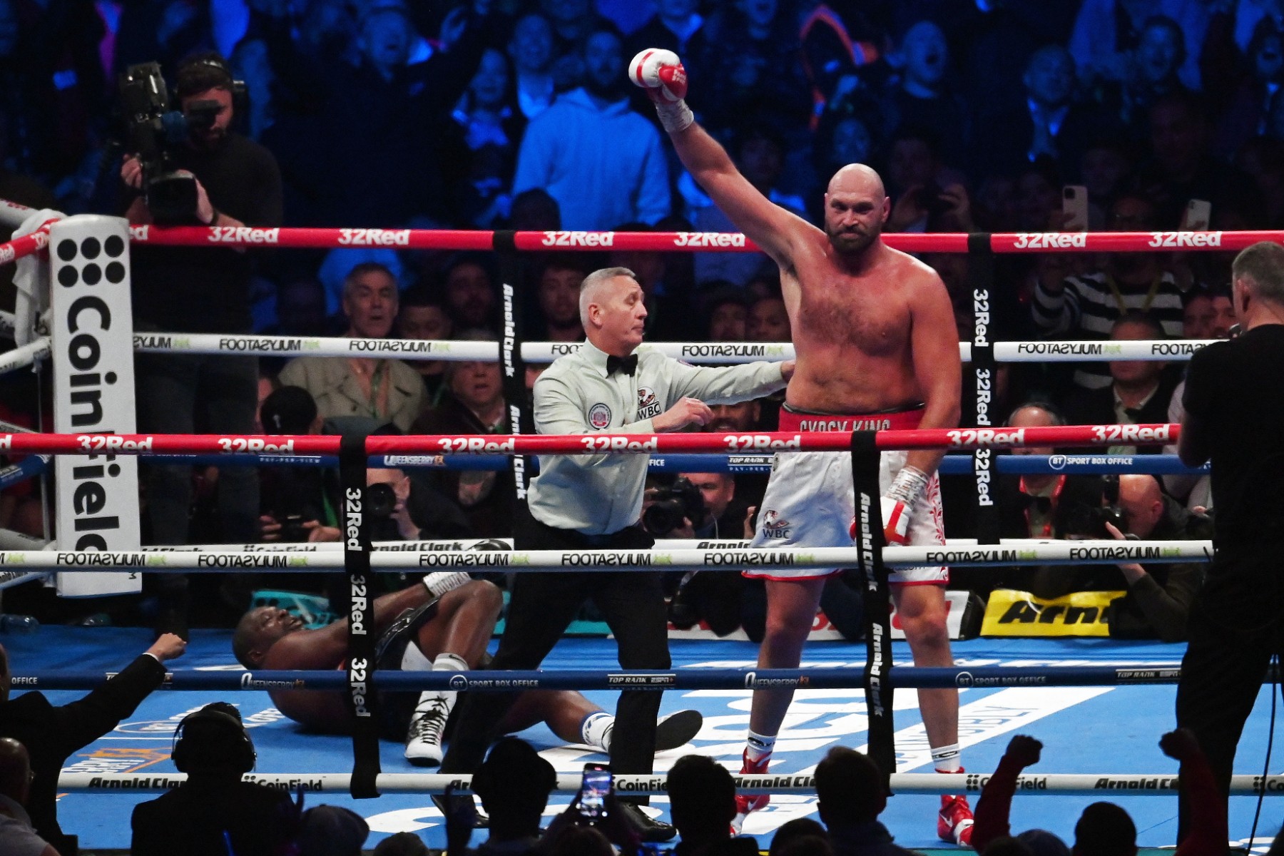 Фюри нокаутира Уайт и запази пояса на WBC в тежка категория