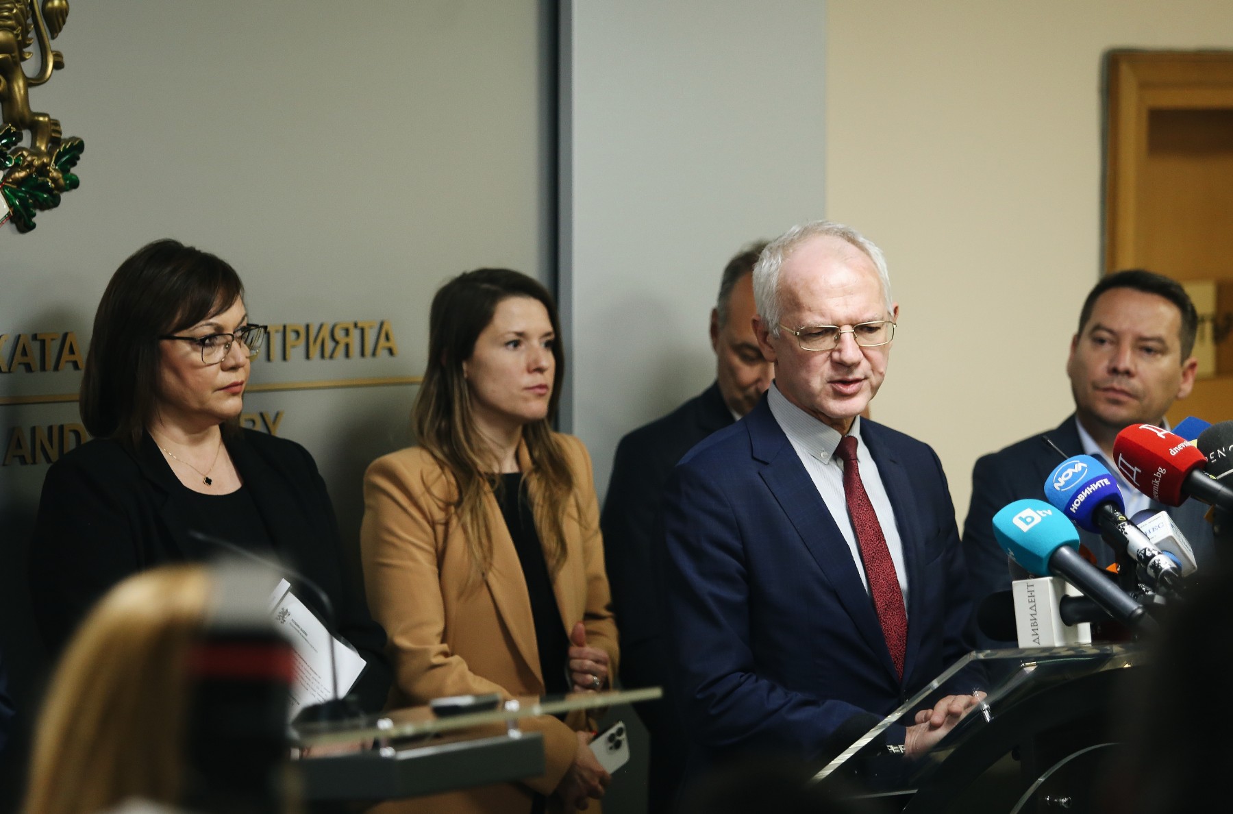 Нинова и работодателите искат подновяване на преговорите за газ и замразяване на цените