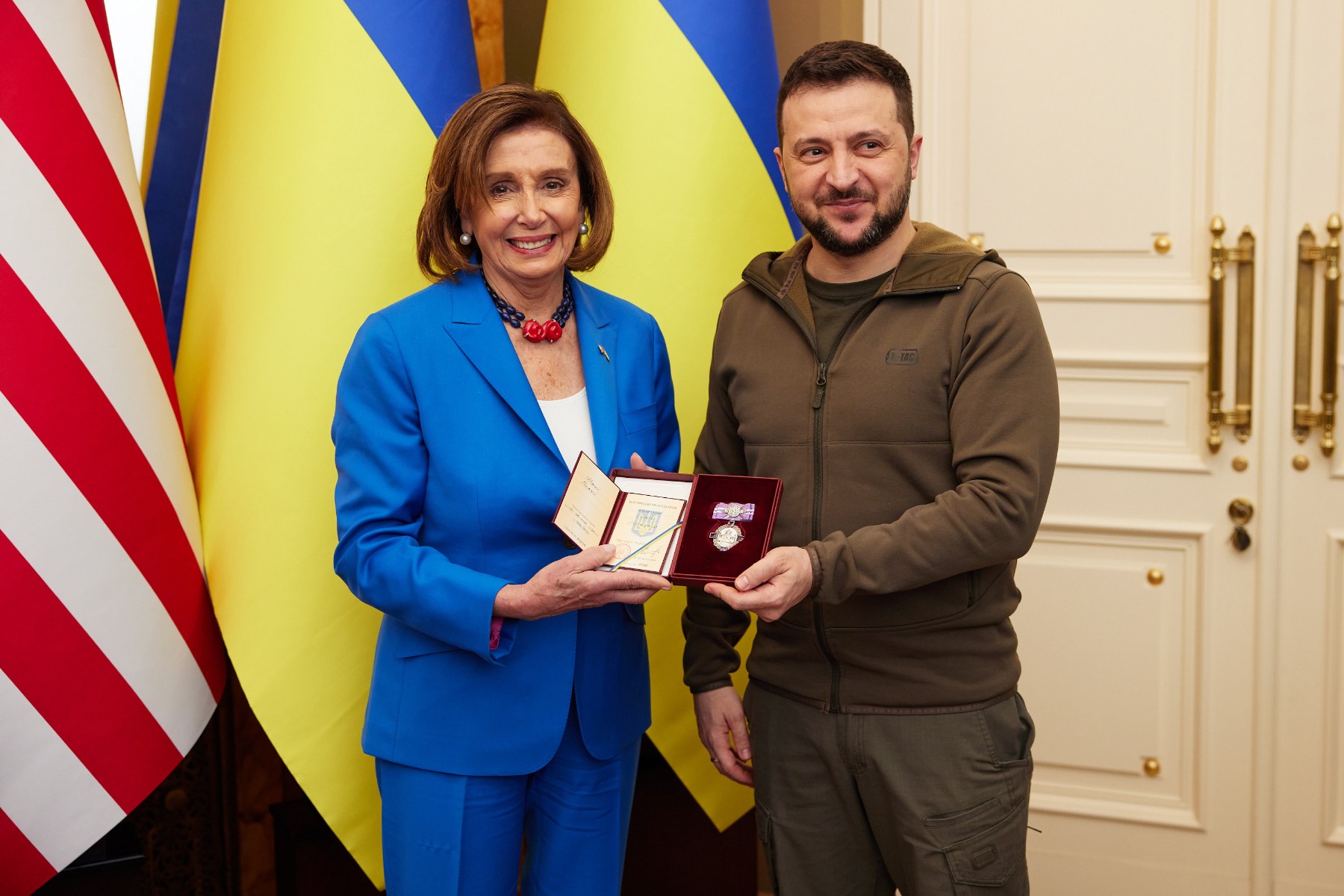 Пелоси получи орден "Княгиня Олга" в Киев