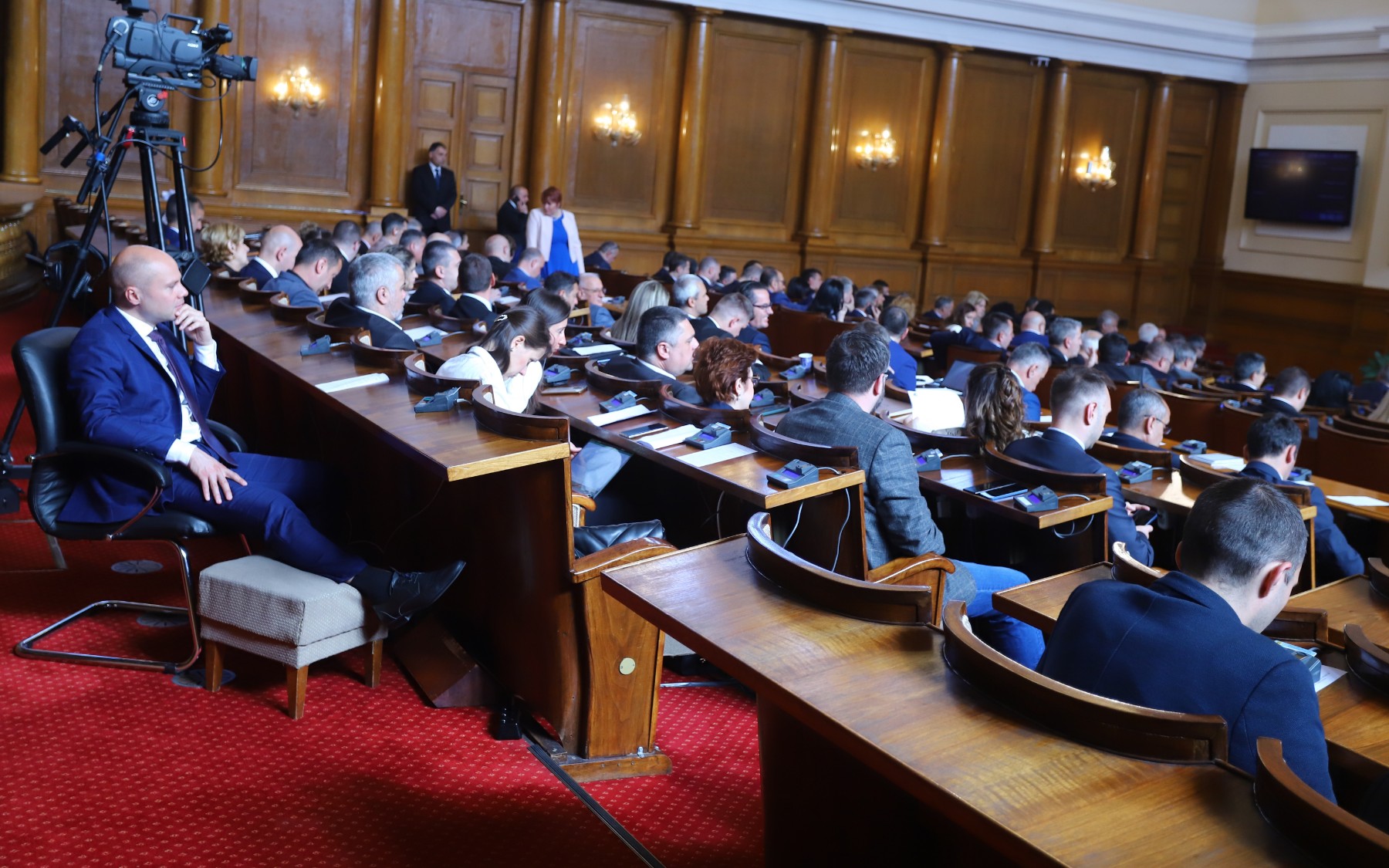 Двама вицепремиери и 6 министри отговарят на депутатите