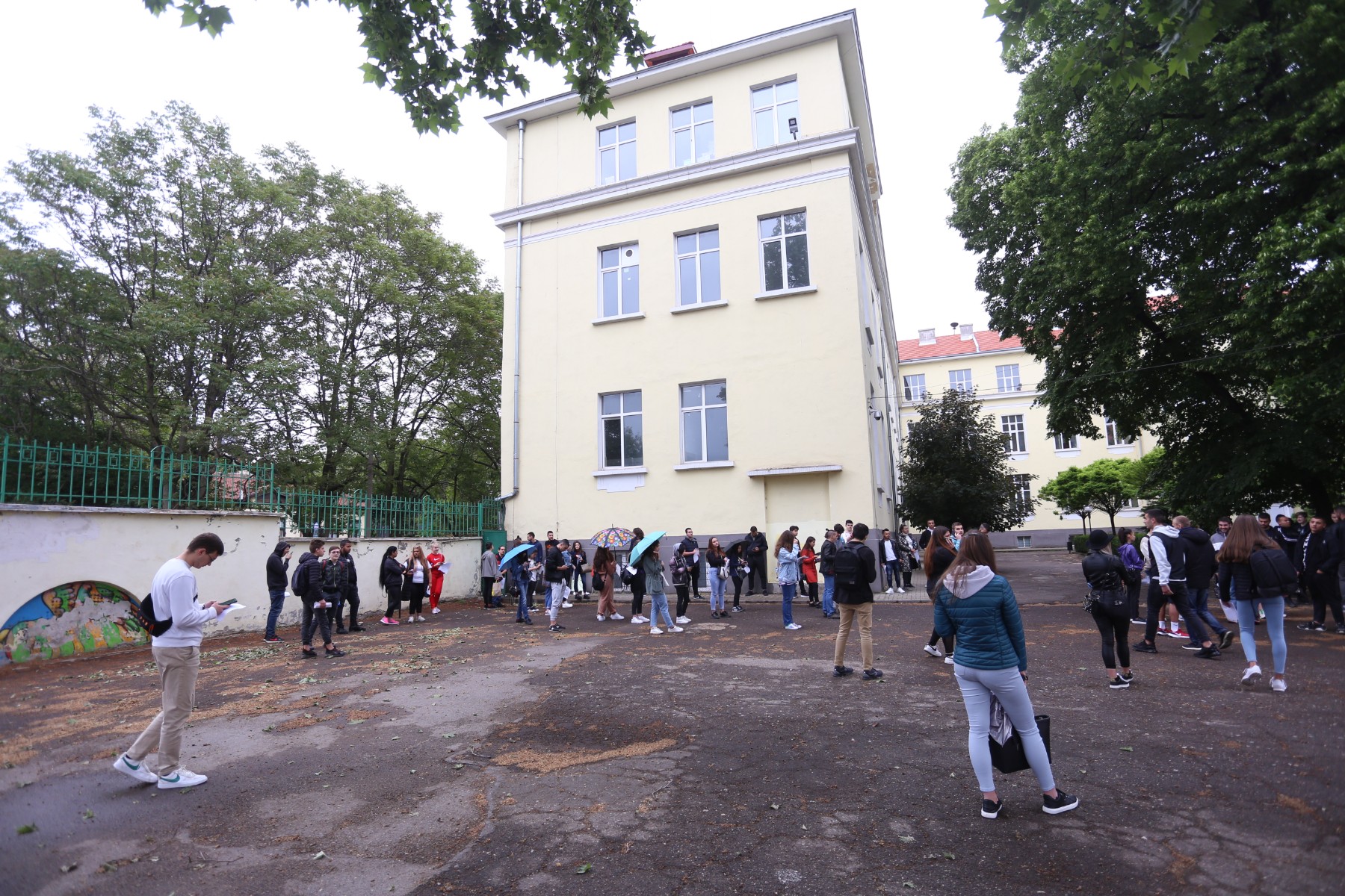 Изтича срокът за заявления за първо класиране за прием в 8 клас