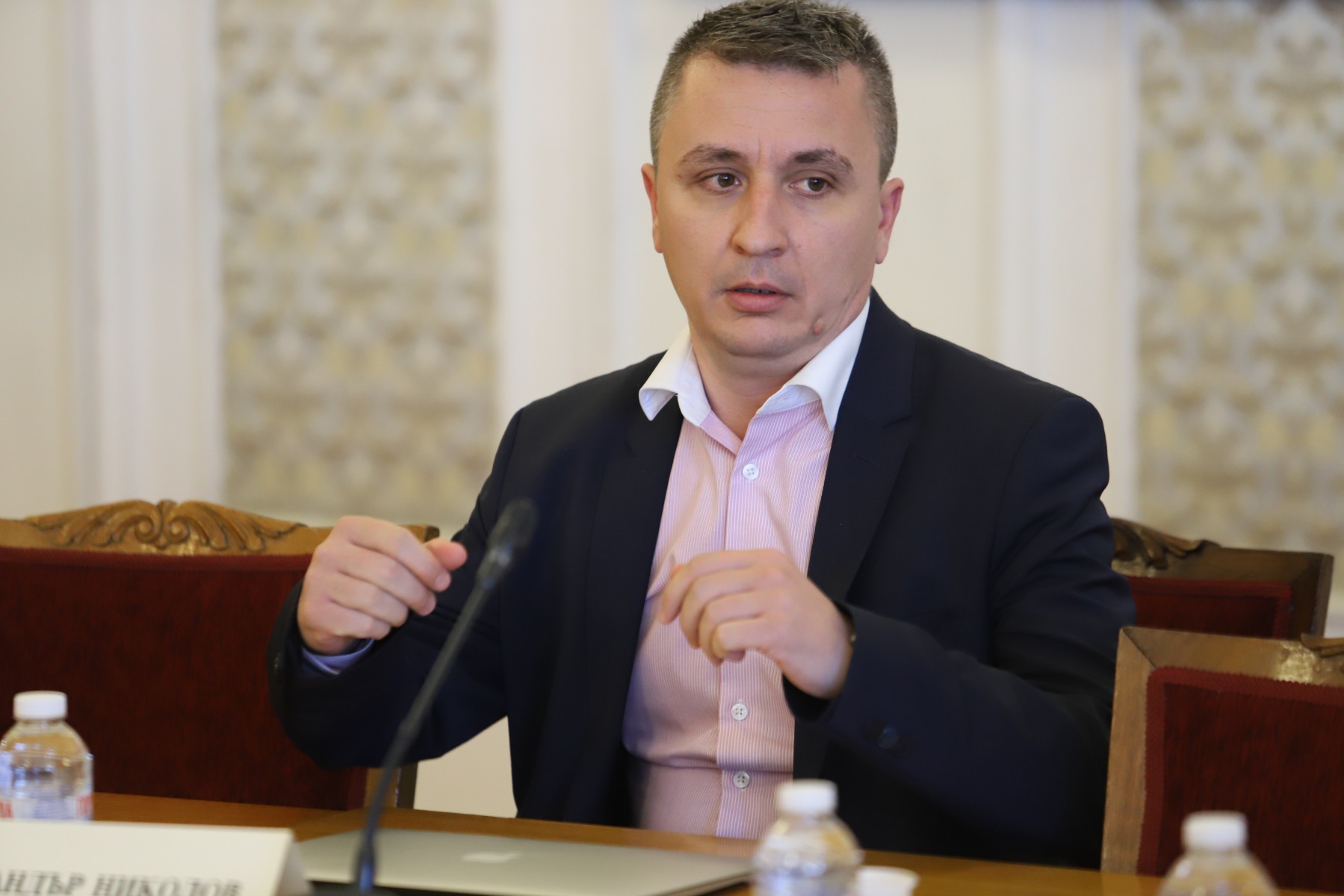 Министър Николов депозира своята оставка