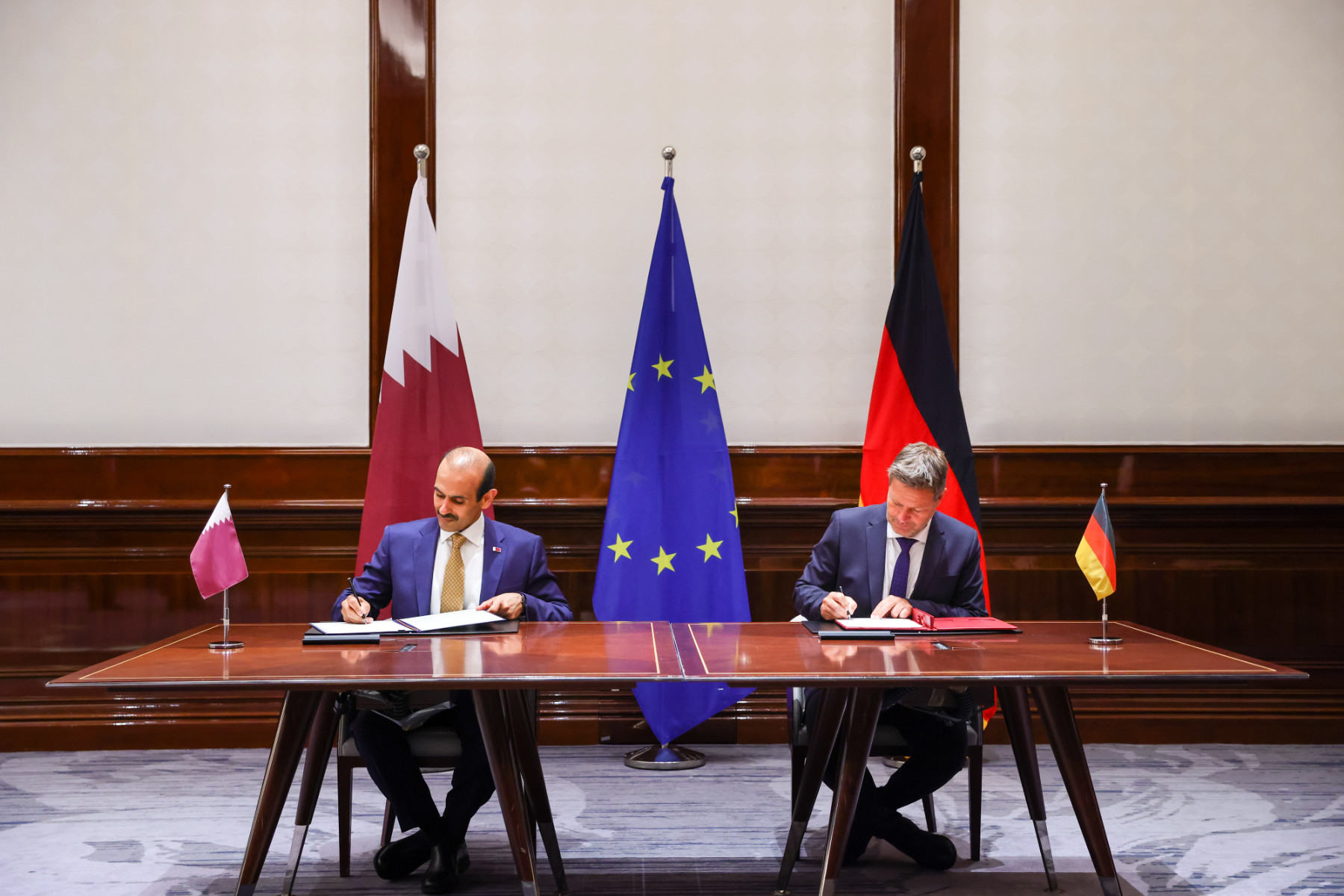 Катар подписа с Германия дългогодишна сделка за износ на газ