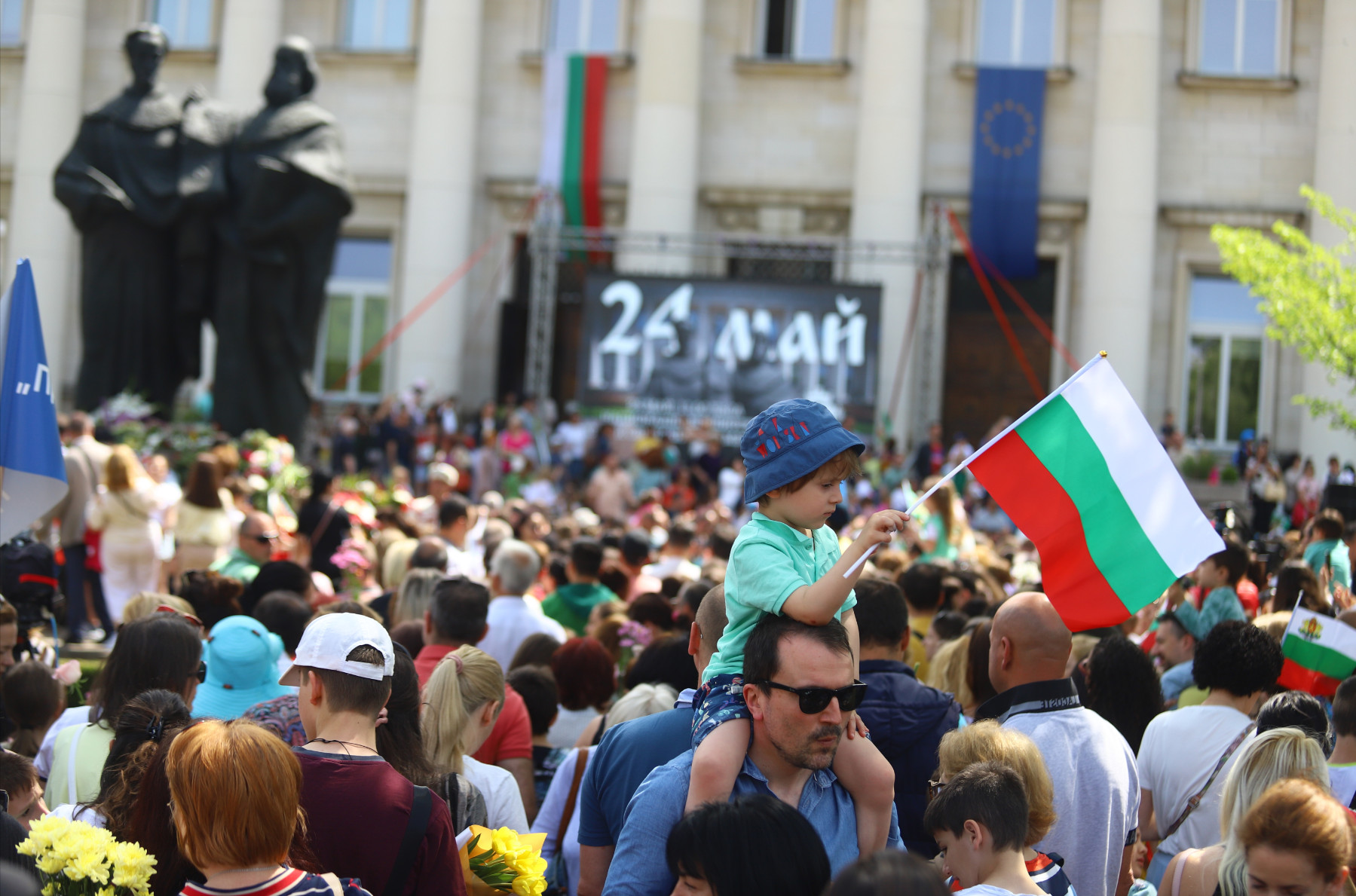 Hundreds of students, citizens perform hymn to Holy Brothers Cyril and Methodius in central Sofia