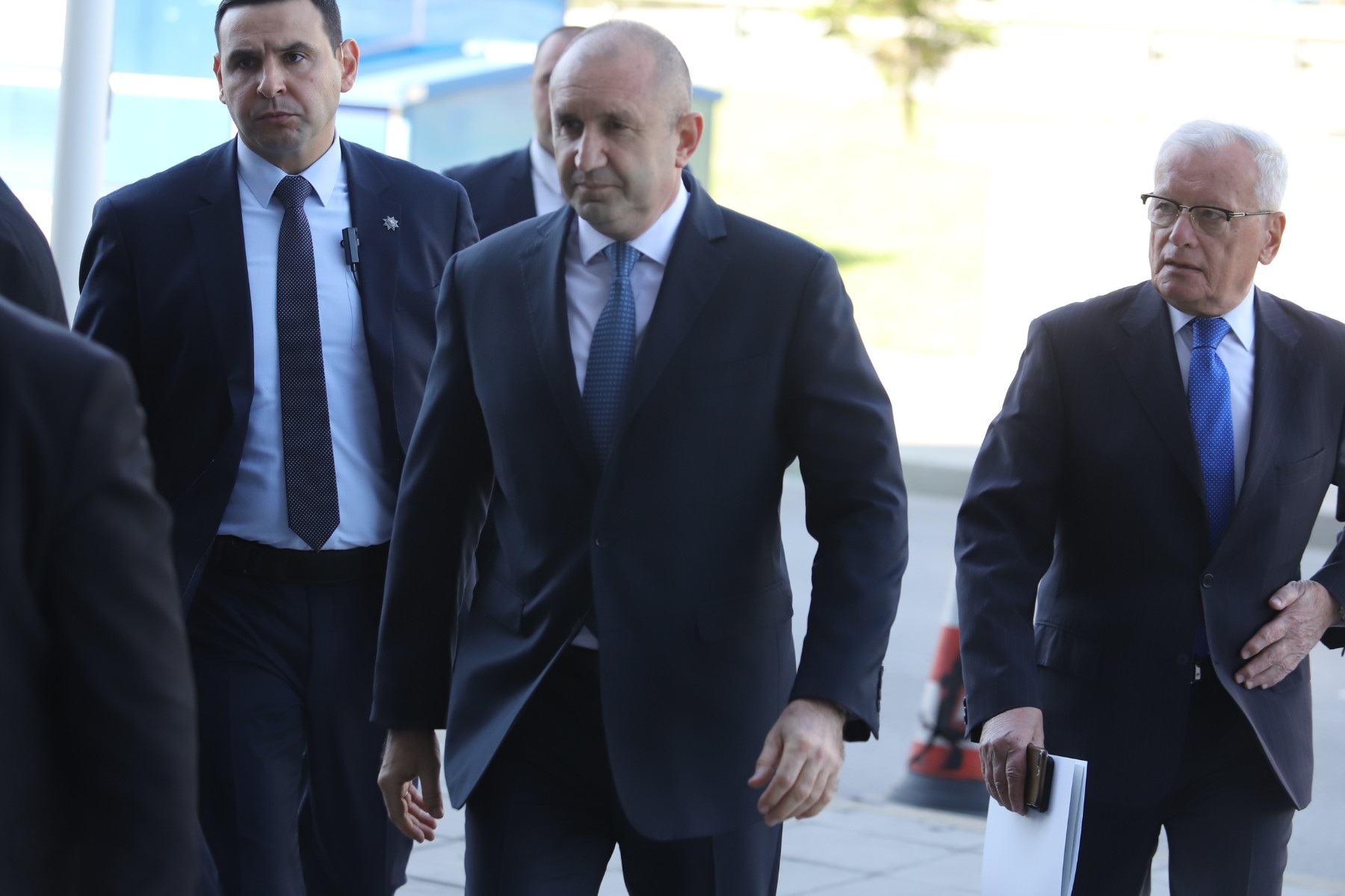 Радев: Кабинетът да осигури социалните плащания, докато партиите търсят мнозинство