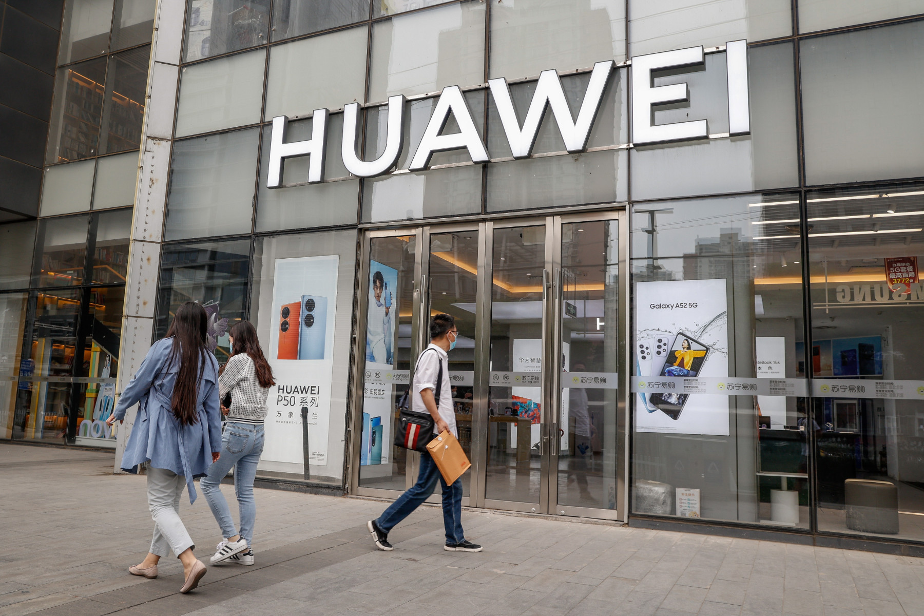 Huawei е заменила хиляди американски части с китайски
