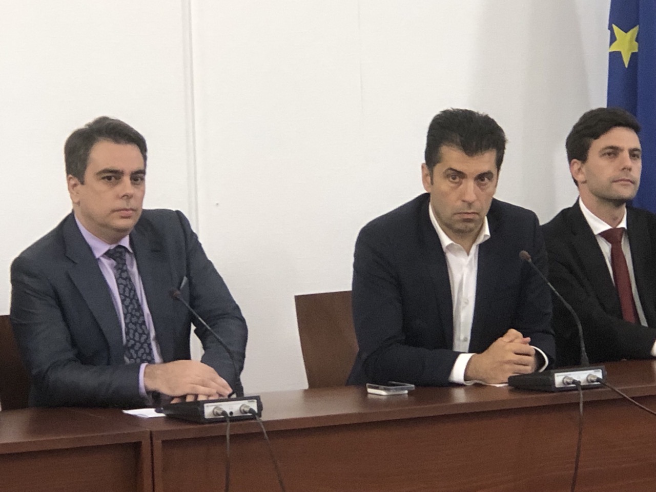 Бизнесът вини Петков и Василев за скъпия ток