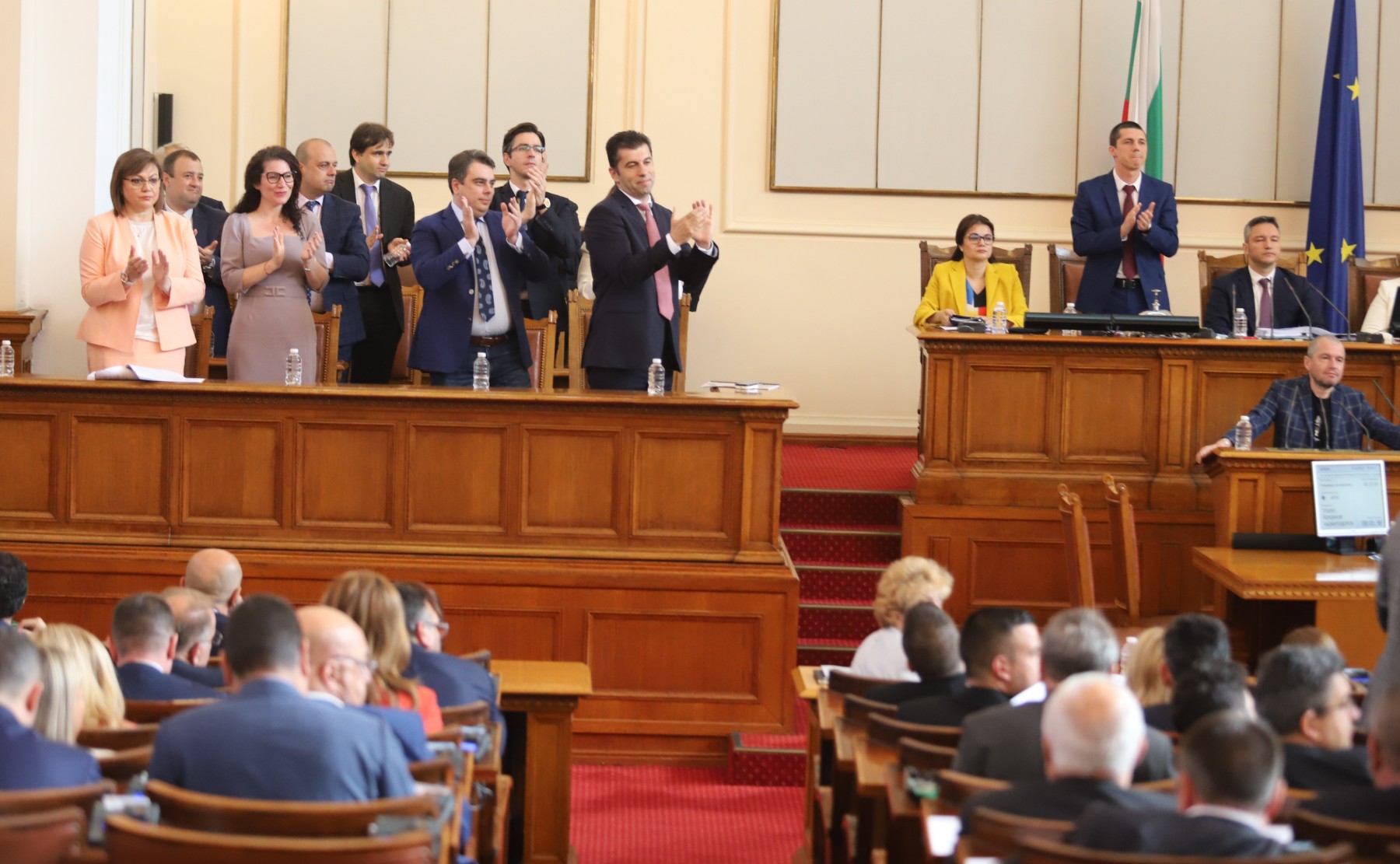 Депутатите гласуват оставката на Минчев, кабинетът в зала го подкрепя