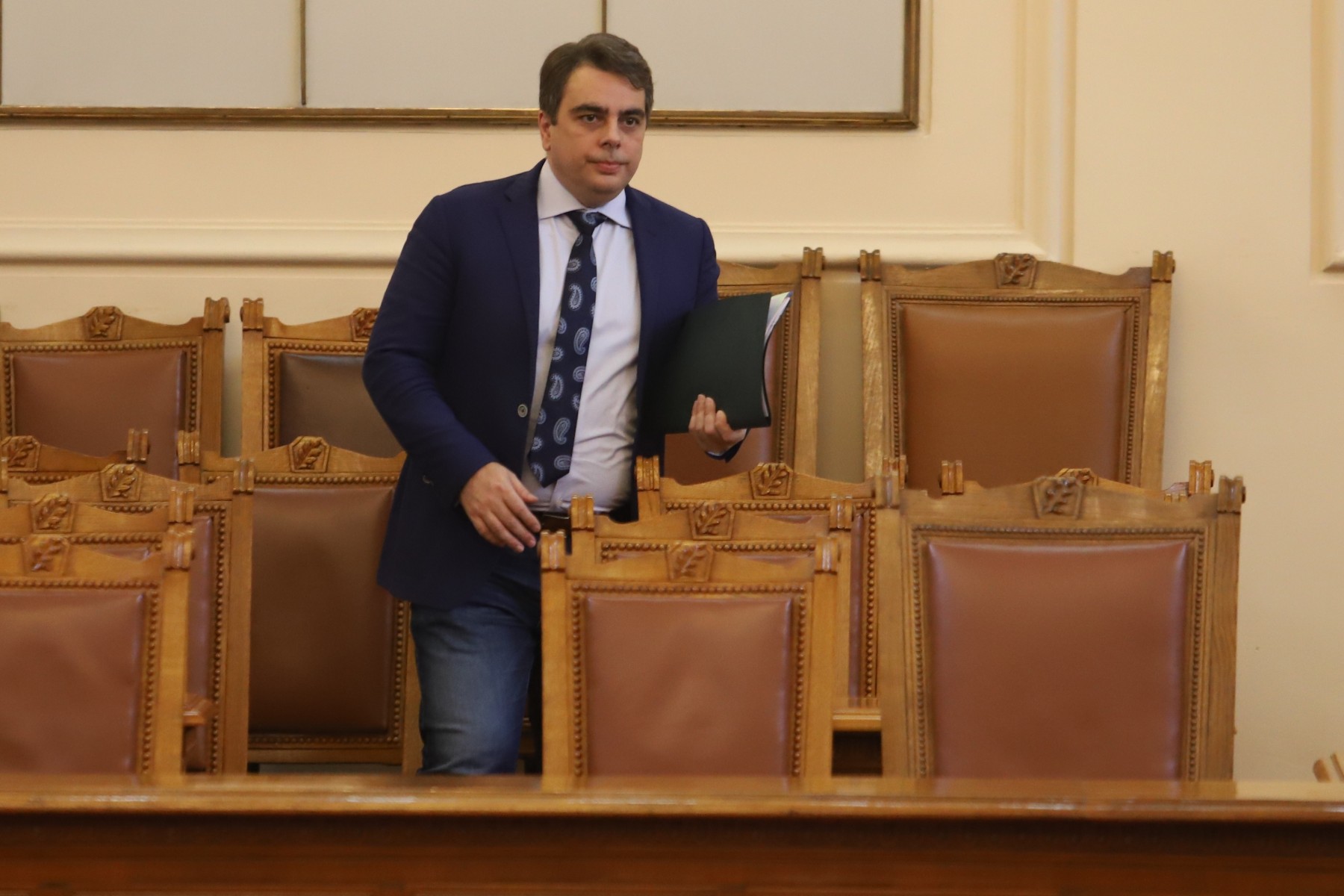 Асен Василев към ГЕРБ: Вашата икономическа философия е: да го духат бедните