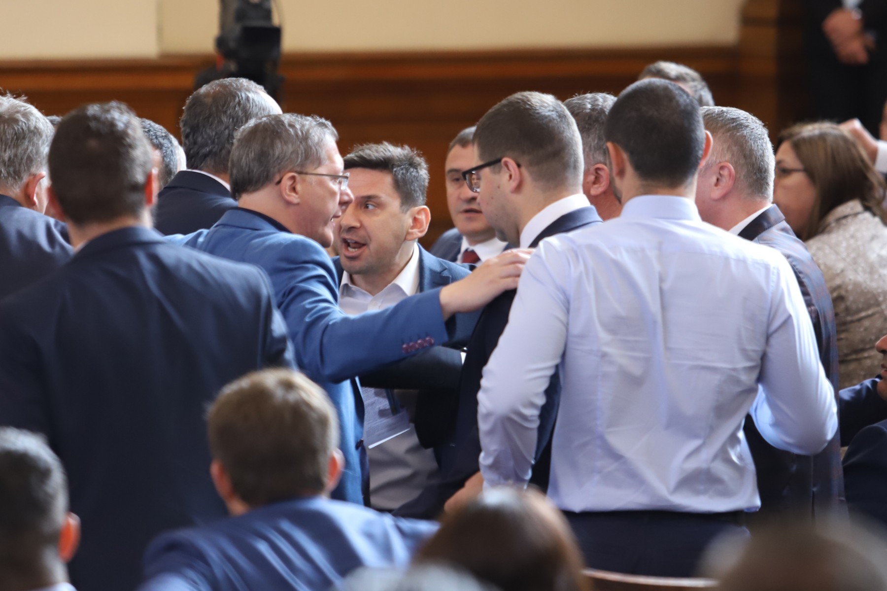 Депутатите пак се скараха, че и се сбиха