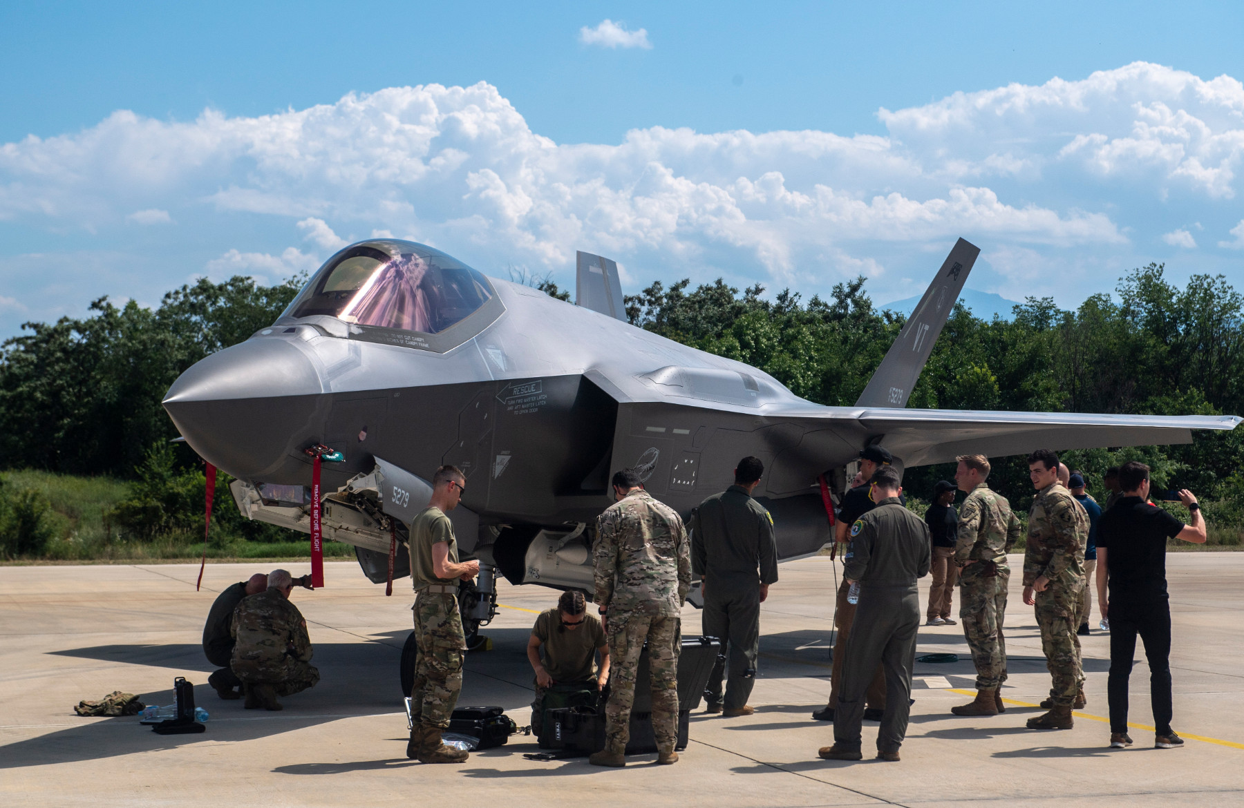Робърт Менендес даде зелена светлина за F-35 на Гърция