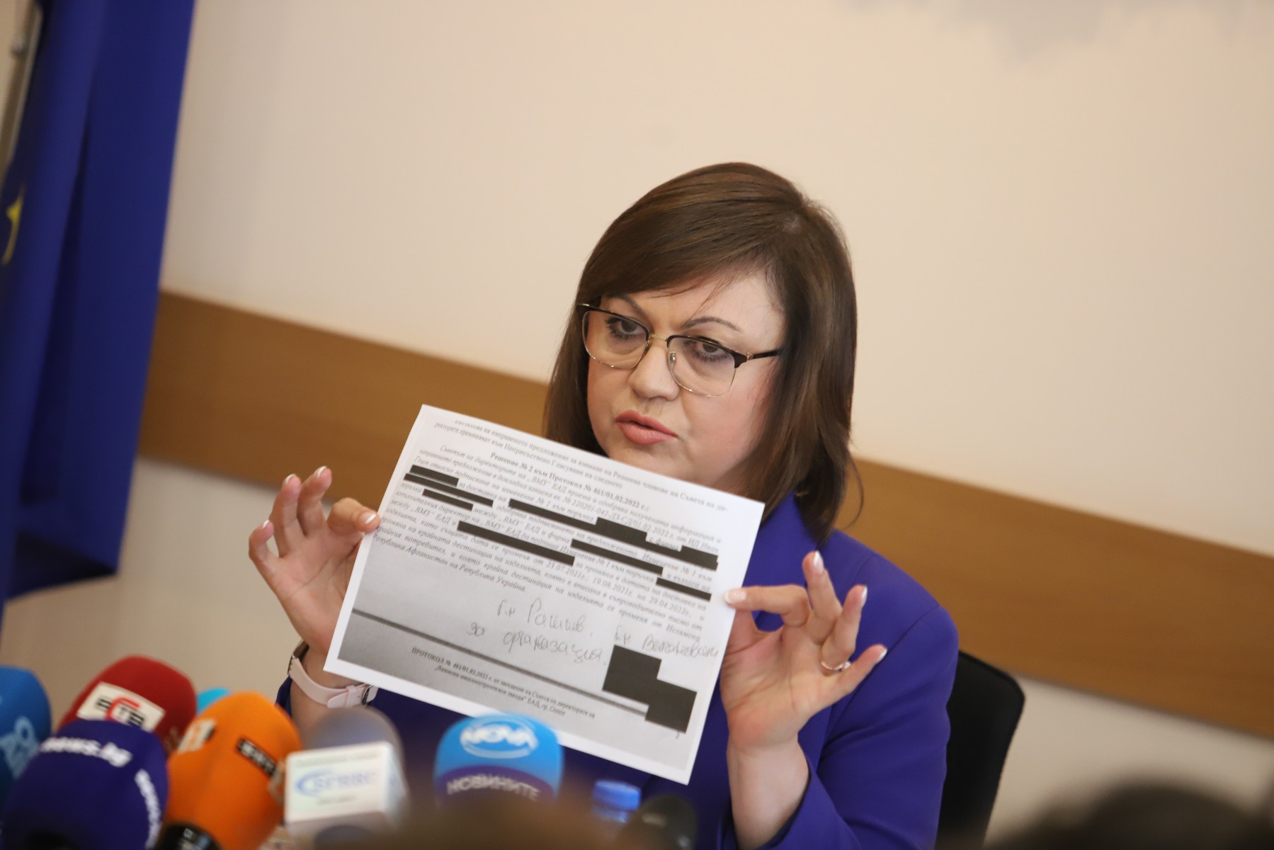 Нинова: Димитър Стоянов уличава президента в търговия с оръжие с Украйна