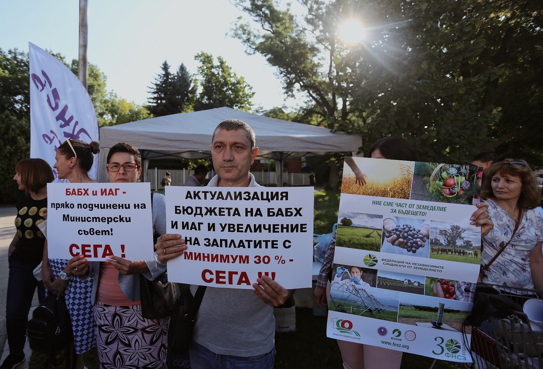 Протест на КНСБ и БАБХ посрещна депутатите преди актуализацията на Бюджета