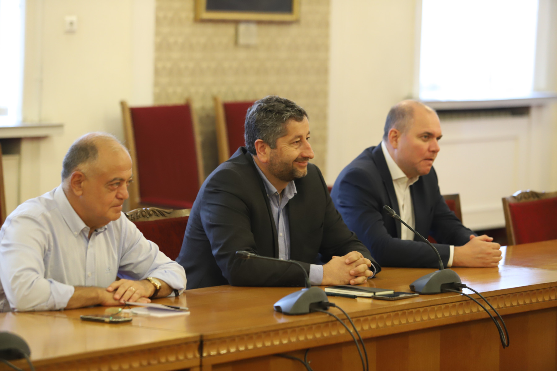ДБ: Служебният кабинет реставрира зависимостта от Кремъл