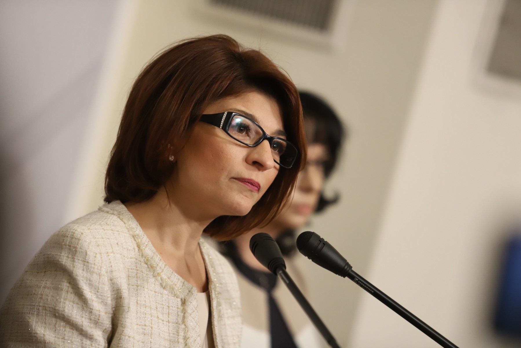 Атанасова: Борисов по-скоро се пошегува за тримата депутати, изборите са единственият шанс
