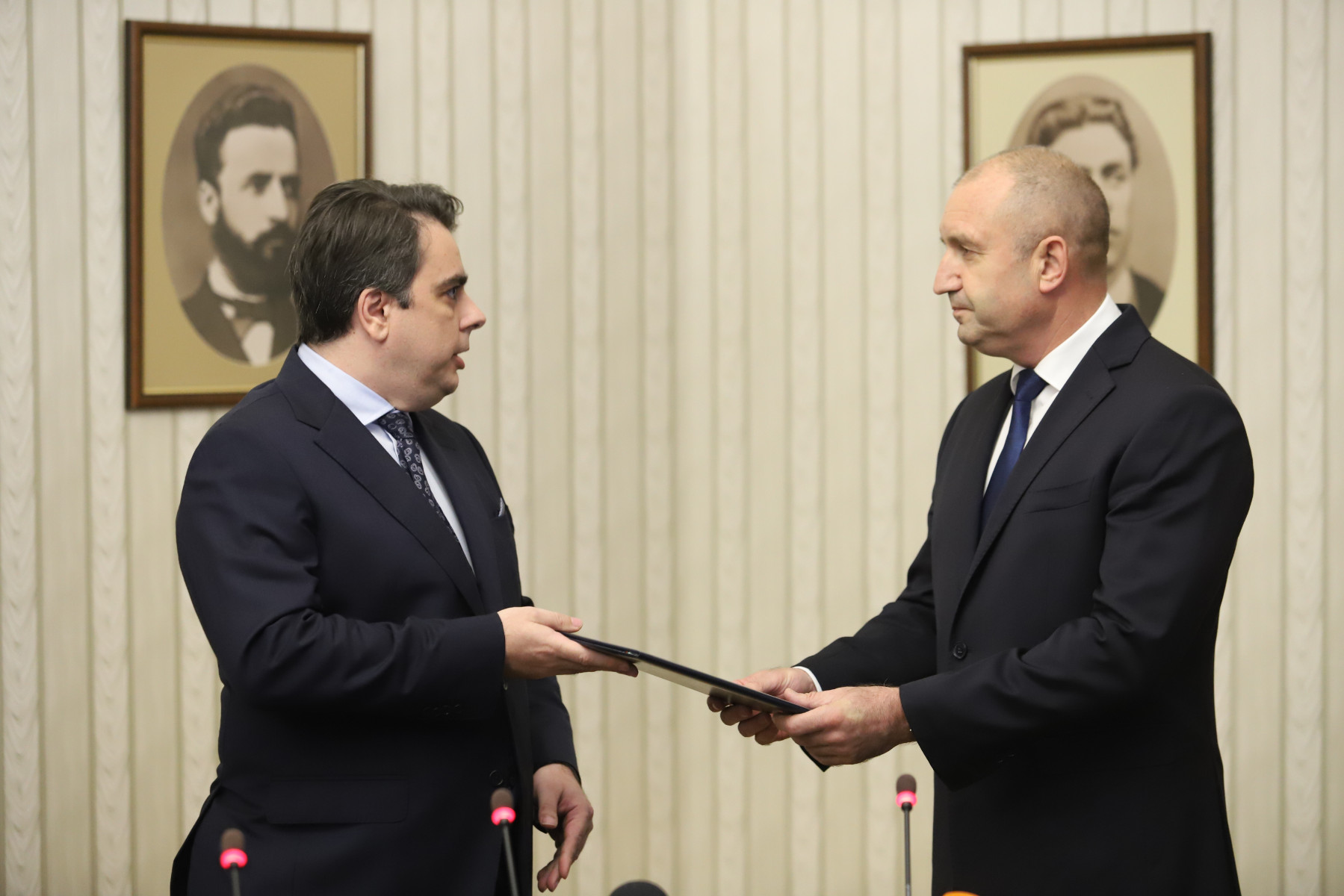 Assen Vassilev returns the unfulfilled mandate to form a cabinet to President Radev