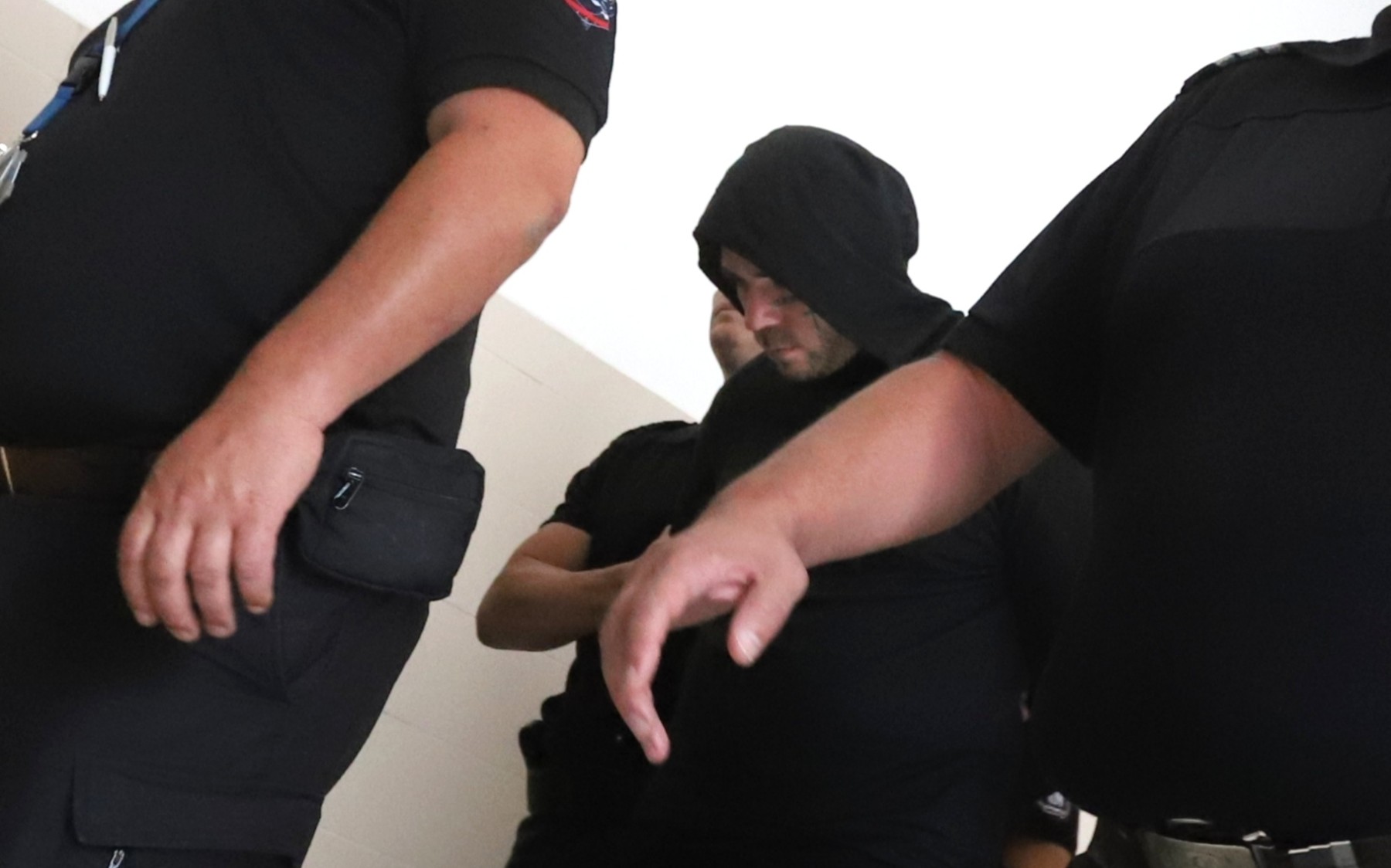 Засилена охрана вкара Георги Семерджиев в съдебна зала, оставиха го в ареста