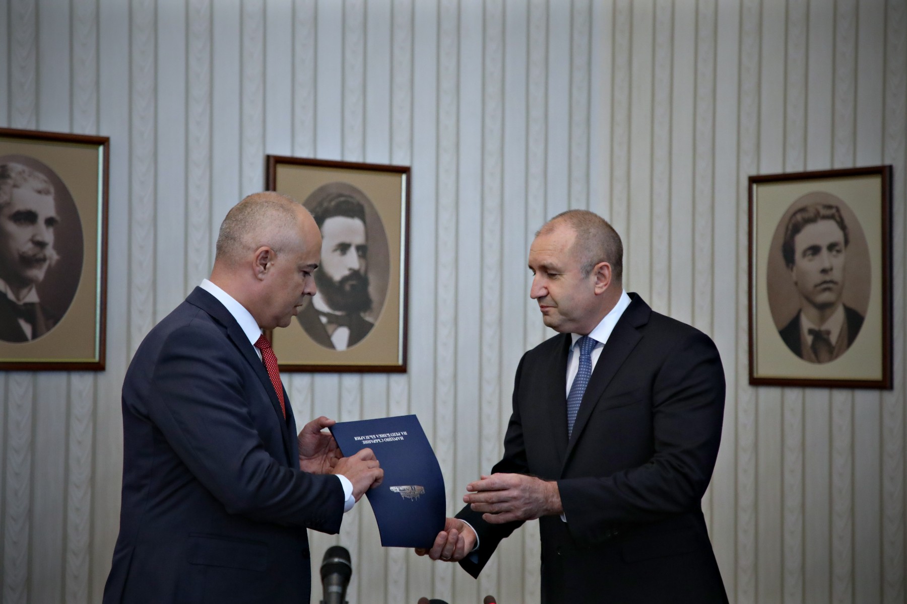 БСП върна празната папка на президента ; Радев настоя до петък КЕВР да е с председател