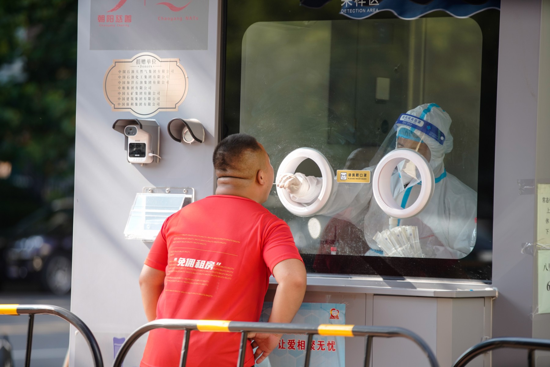 Заболеваемостта от COVID-19 в света намалява