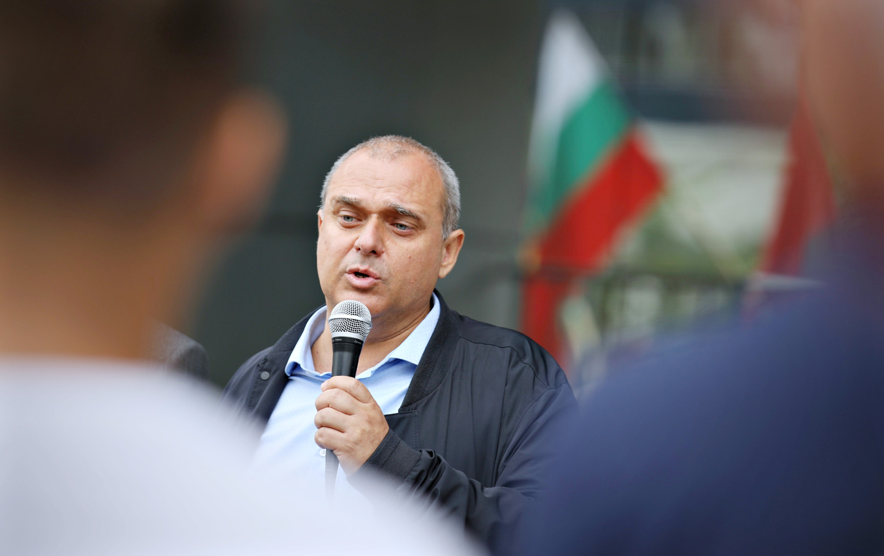 Веселинов: Правителството да поеме контрола над „Лукойл"