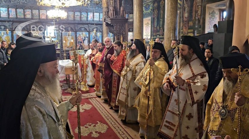 Стотици се прощават със сливенския митрополит Йоаникий