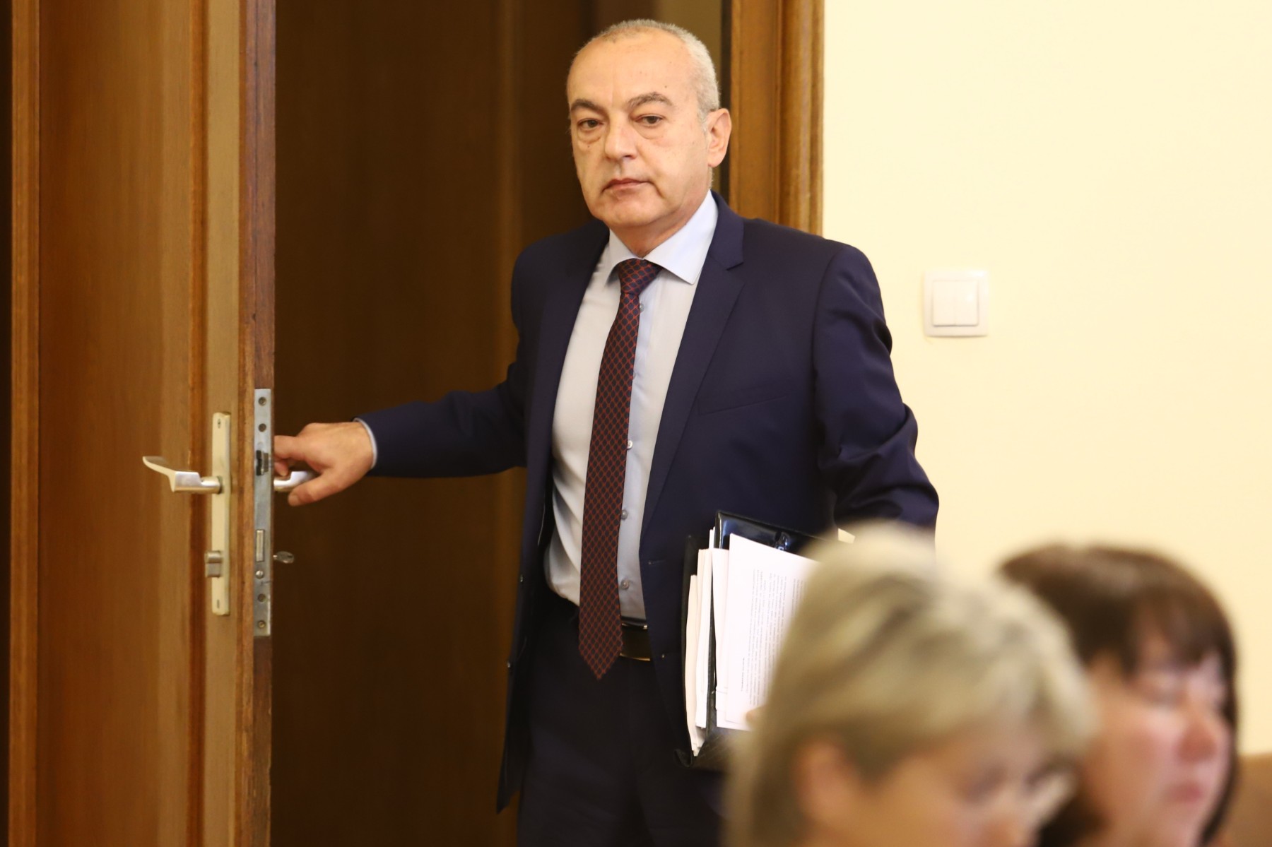 Премиерът Гълъб Донев се самоизолира след контакт с лице с коронавирус