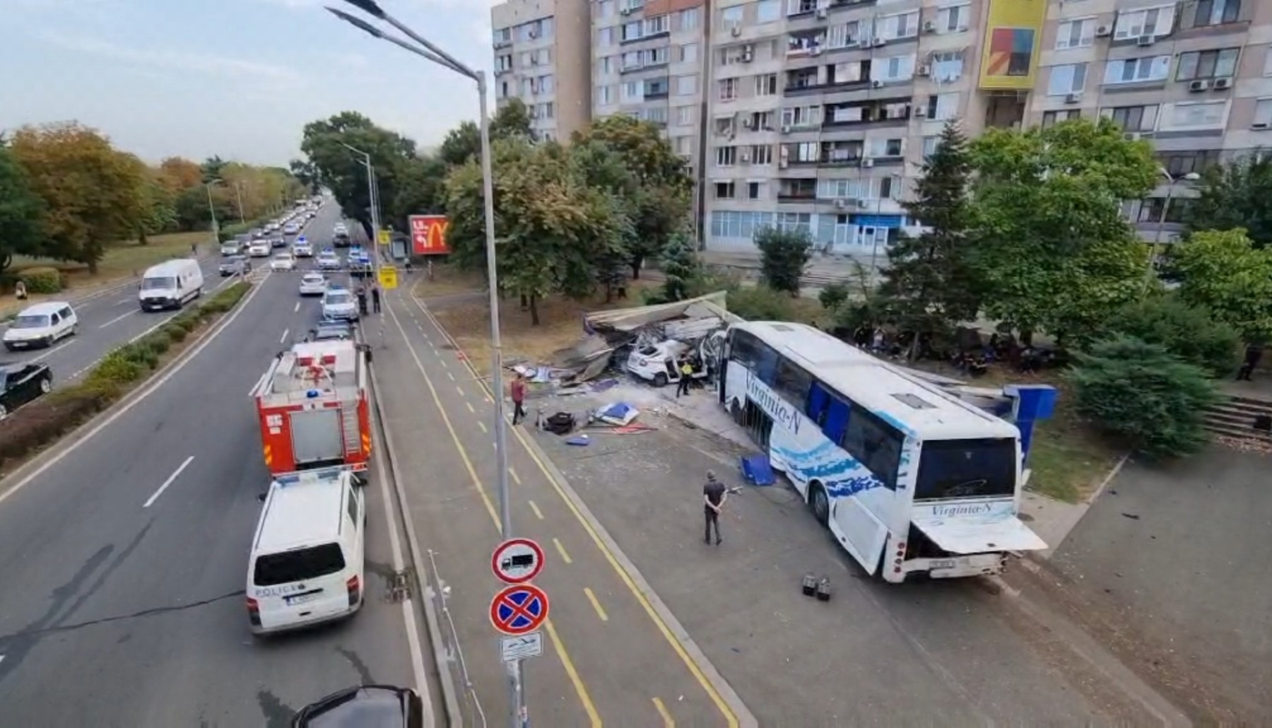Двама полицаи загинаха в Бургас след гонка с автобус с мигранти