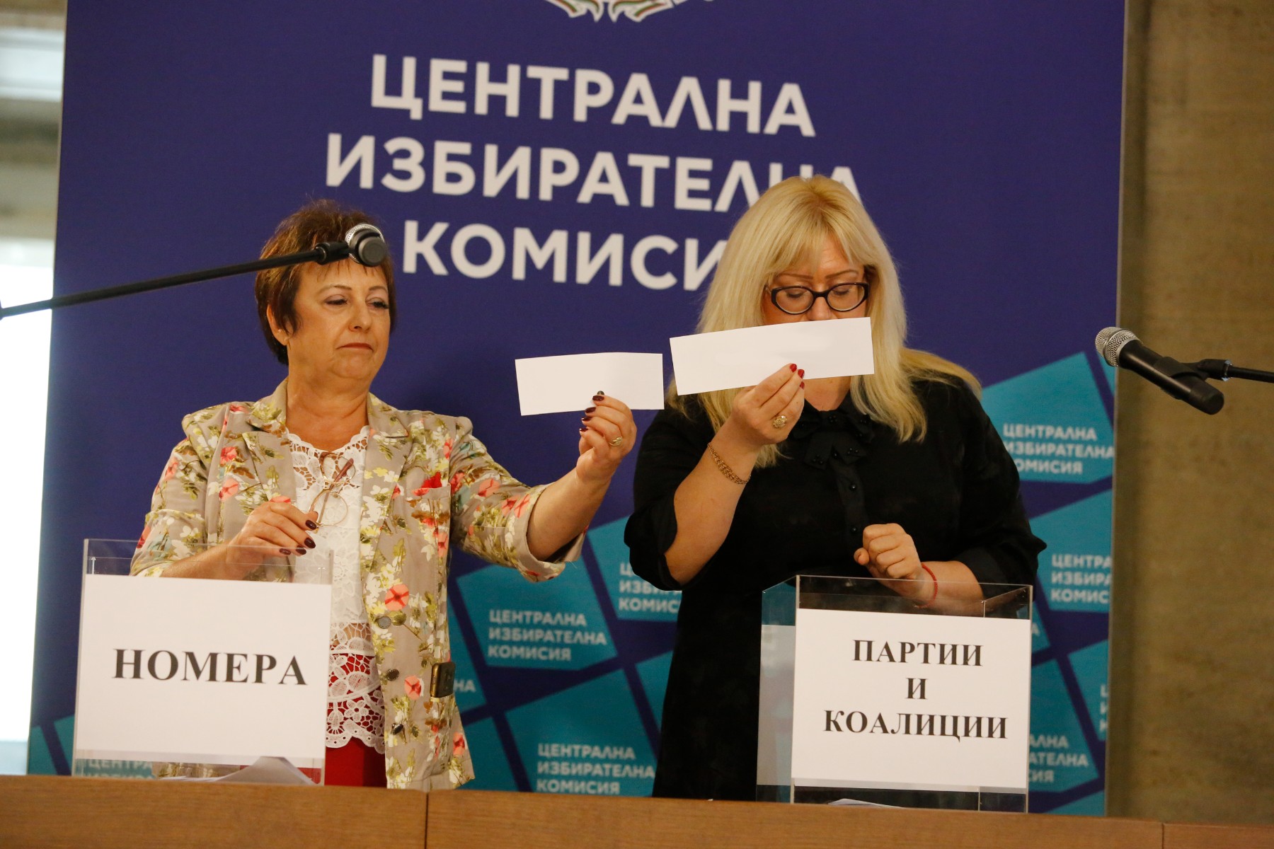 Теглят жребия за номерата на партиите и коалициите